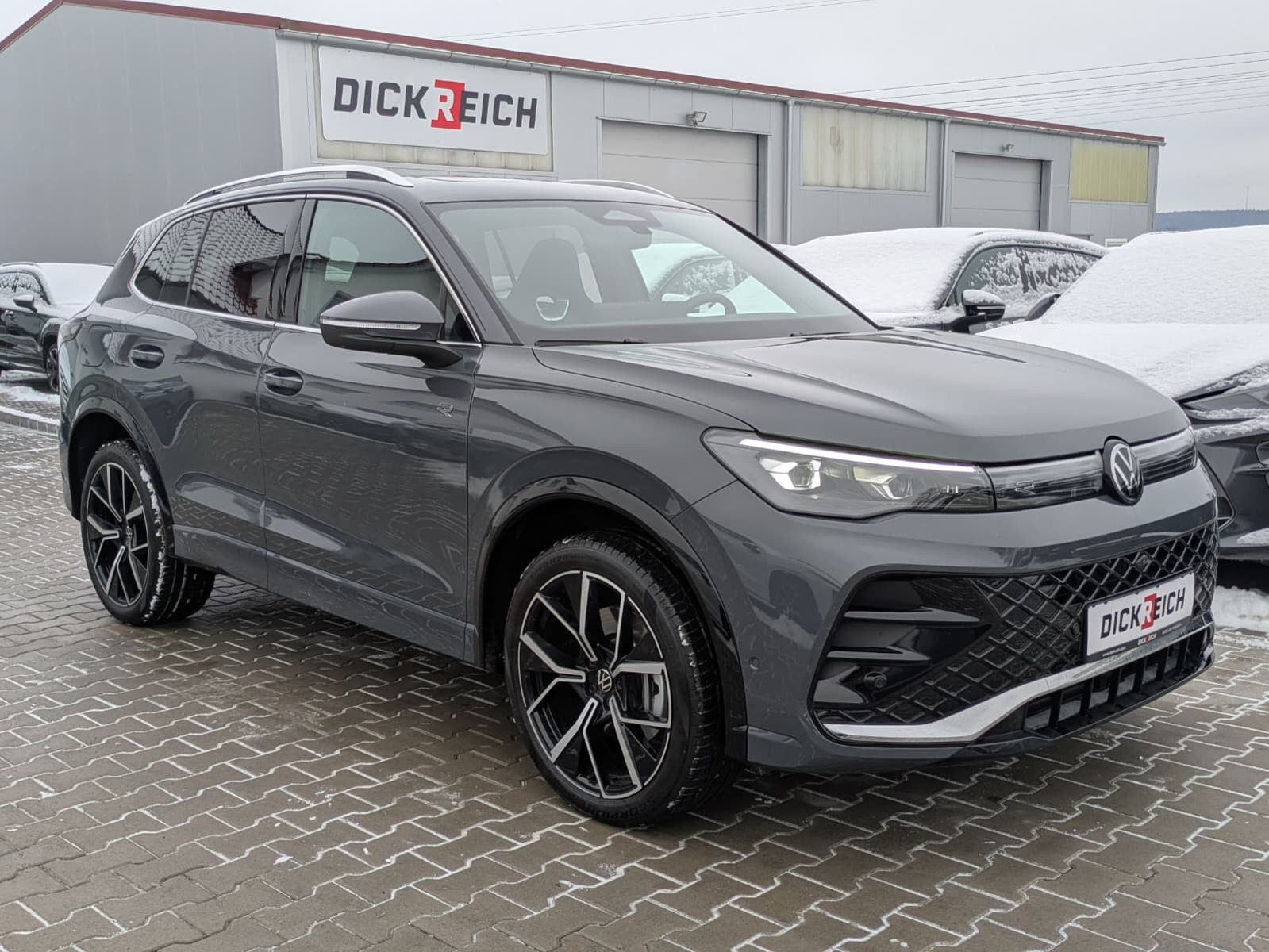 Fahrzeugabbildung Volkswagen Tiguan 2.0 TDI 4M R-Line PANO*H&K*AHK*MATRIX*20"