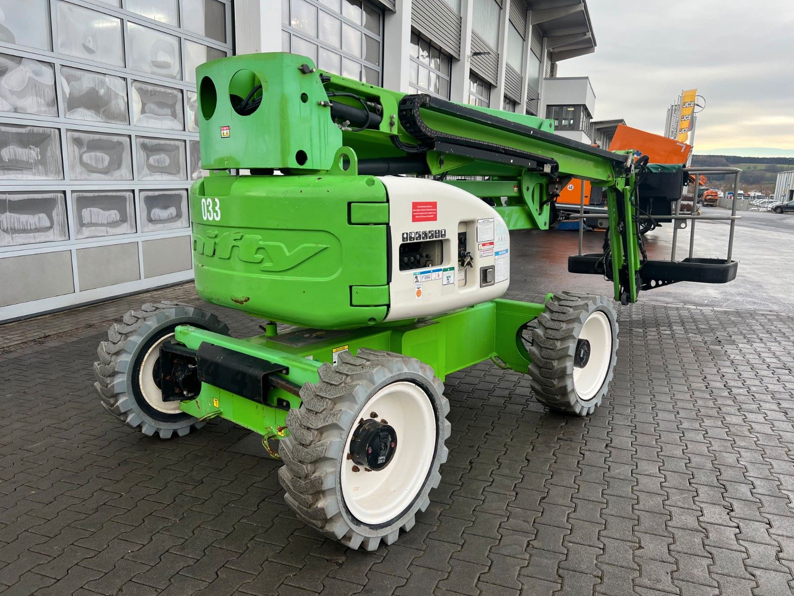 Fahrzeugabbildung Niftylift HR17D 4X4 / 1.636h / 17m Arbeithöhe