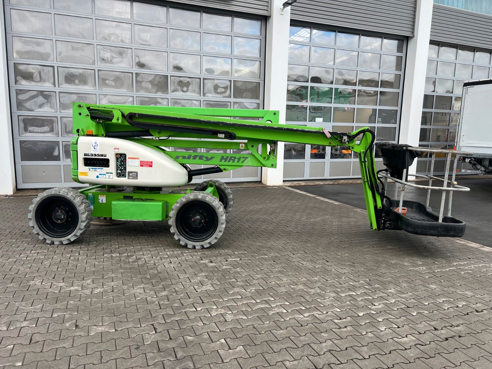 Fahrzeugabbildung Niftylift HR17 Hybrid 4X4 / 1.417h / 17m Arbeithöhe