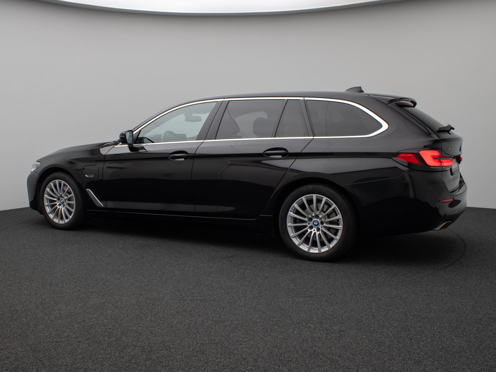 Fahrzeugabbildung BMW 530e xD HUD DAB CockPitPro PDC Komfort Alarm LED