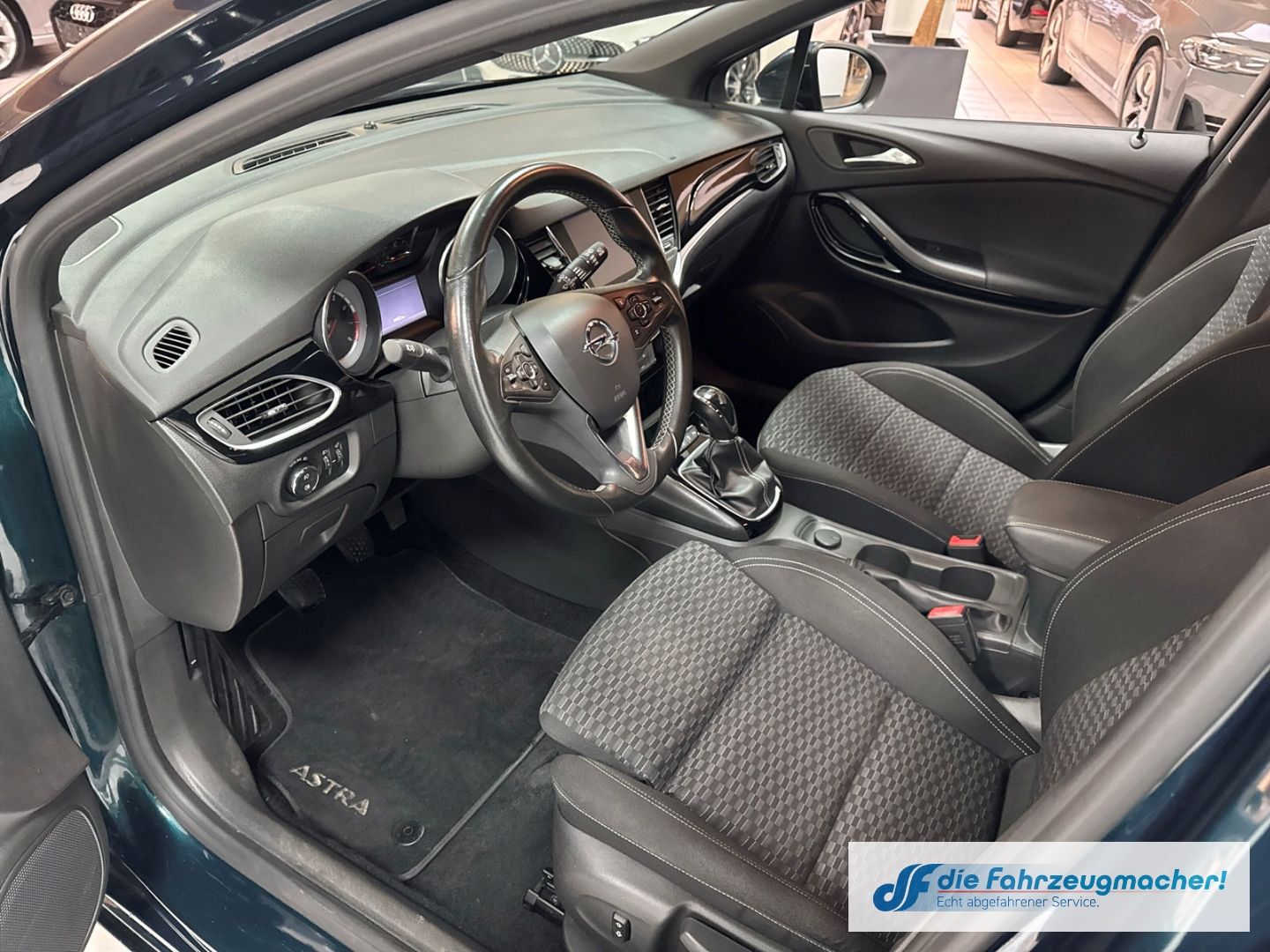 Fahrzeugabbildung Opel Astra K Dynamic Start Stop Apple CarPlay Android