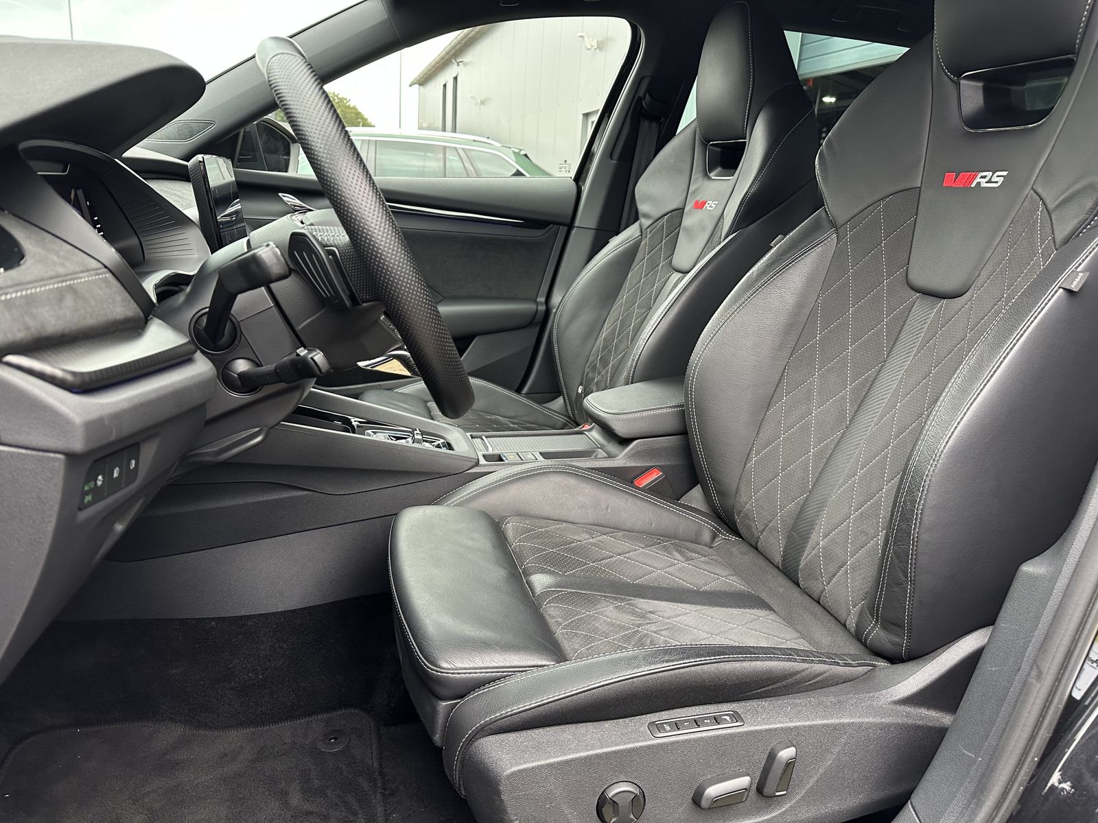 Fahrzeugabbildung SKODA Octavia Combi 1.4 TSI DSG RS iV NAV+LED+VCOCK+PP