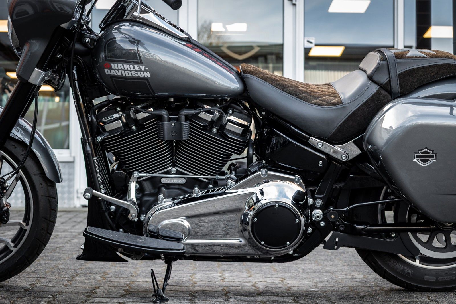 Fahrzeugabbildung Harley-Davidson FLSB SPORT GLIDE 107 - Dr. Jekill & Mr. Hyde -
