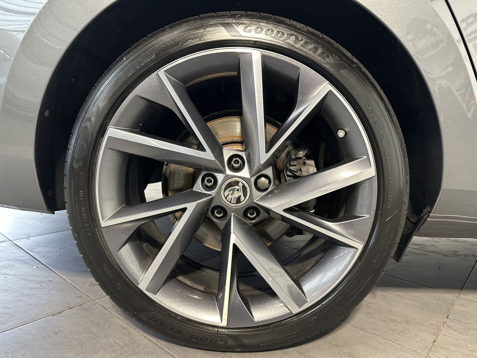 Fahrzeugabbildung SKODA Superb Combi 2.0 TDI DSG Sportline NAV+LED+PANO