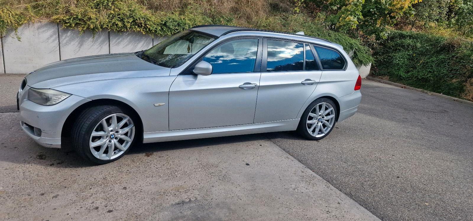 BMW 320 2010 — rear view