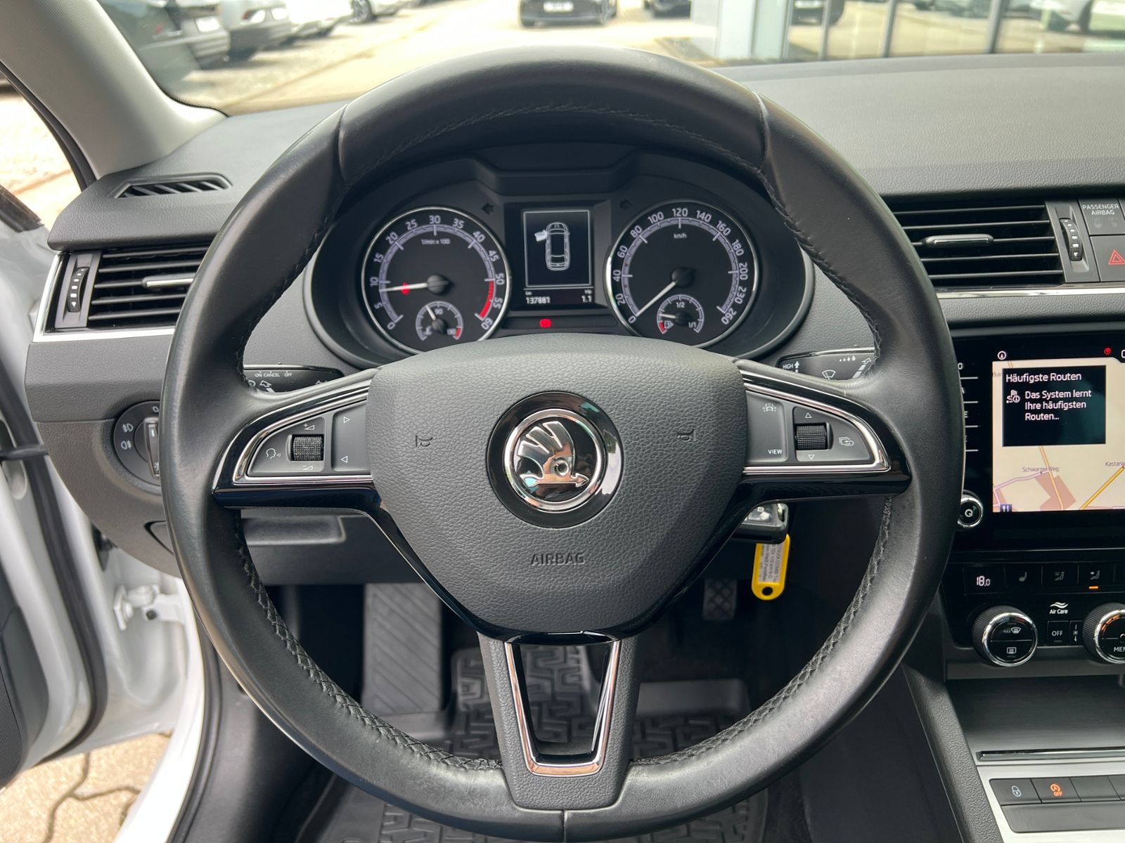 Fahrzeugabbildung SKODA Octavia III Combi Tour 2.0 TDI *AHK, Navi, 16''-