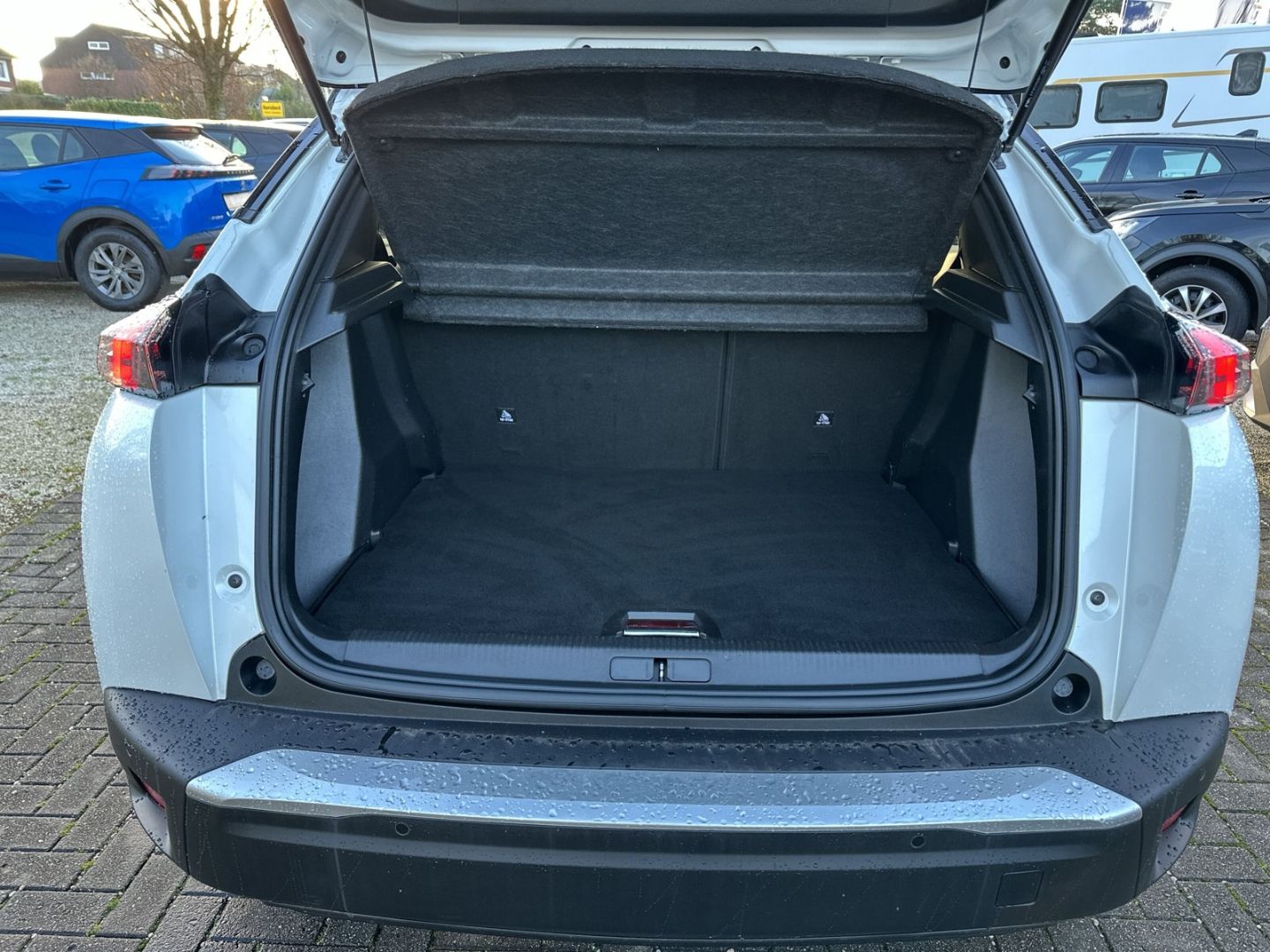 Fahrzeugabbildung Peugeot 2008 GT Elektro 136 Sportpaket El. Panodach Navi