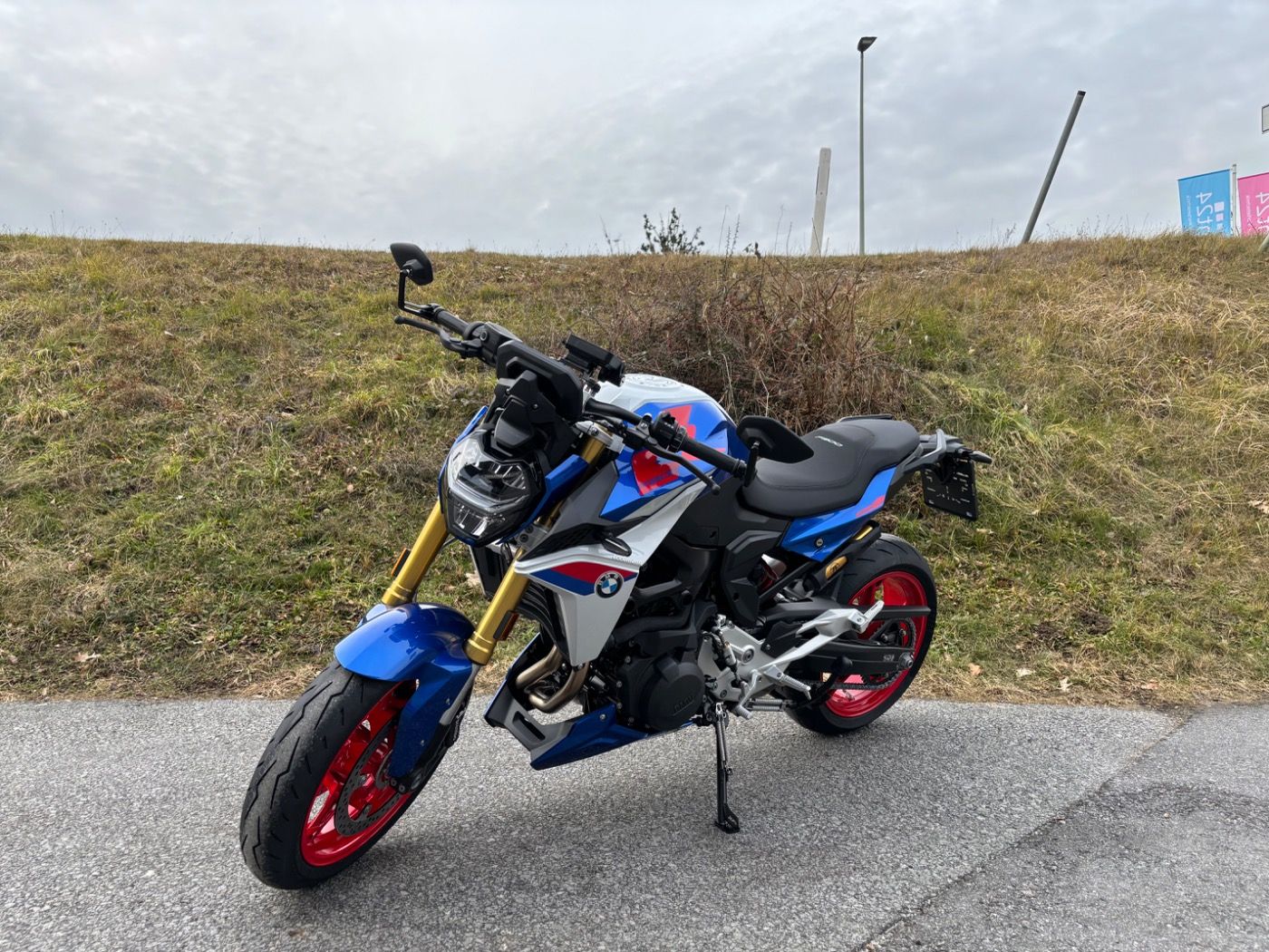 Fahrzeugabbildung BMW F 900 R Style Sport 2 Pakete