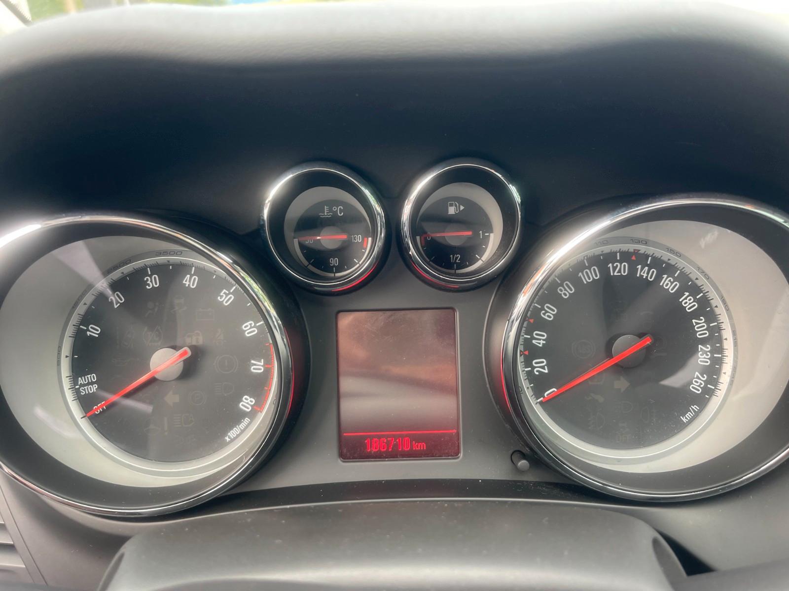 Opel Zafira 2015 — салон