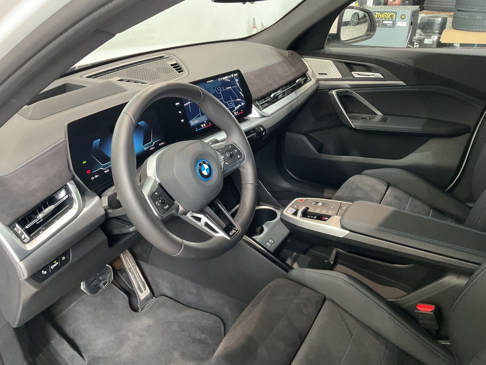 Fahrzeugabbildung BMW iX2 xDrive30 |M Sportpaket |Aktivsitz |19 M LMR