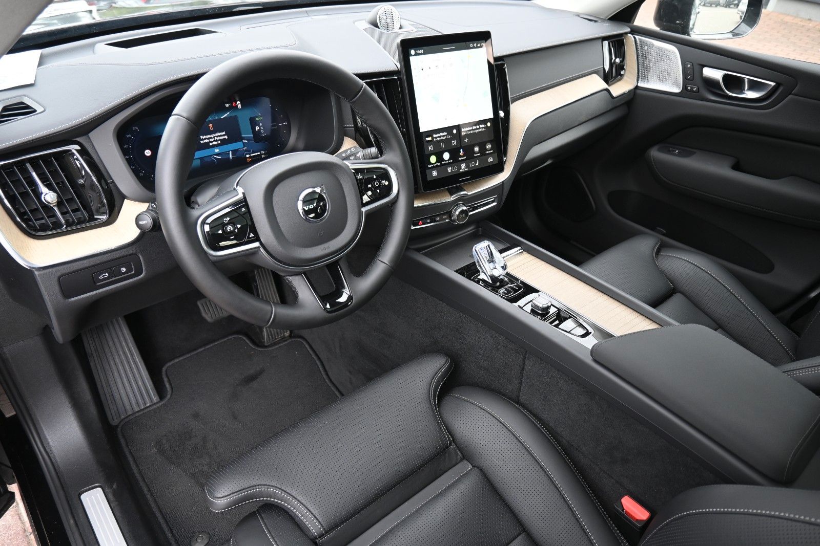 Fahrzeugabbildung Volvo XC60 T8 RC AWD Ultra Dark*LUFT*AHK*ACC*FACELIFT