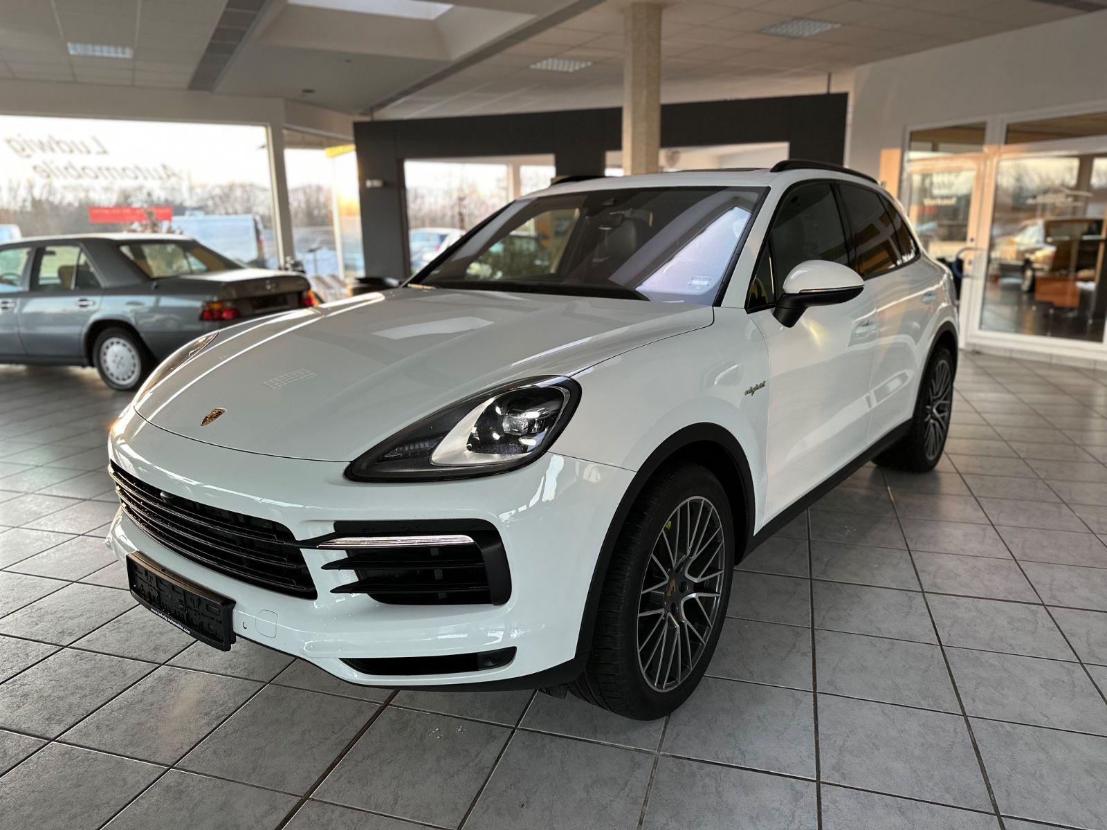 PORSCHE Cayenne E-Hybrid Pano AZV LED Scheckheft
