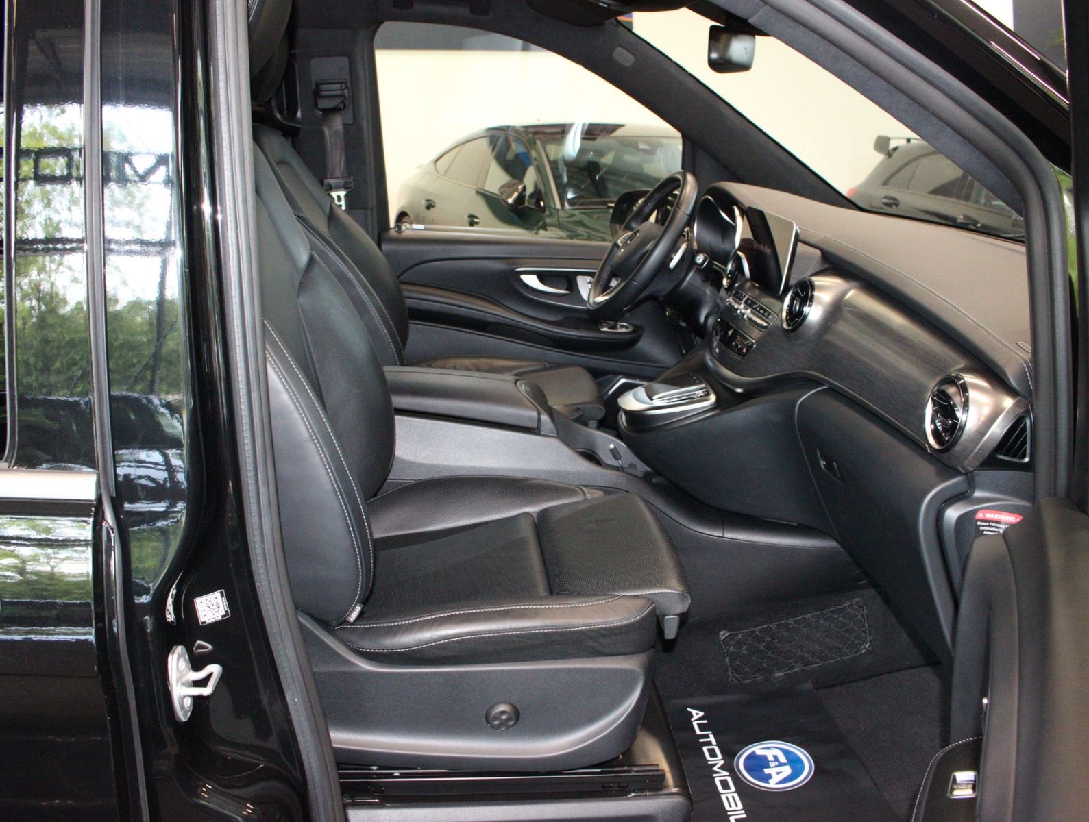Fahrzeugabbildung Mercedes-Benz V 300d Exclusive Edition Lang 4Matic