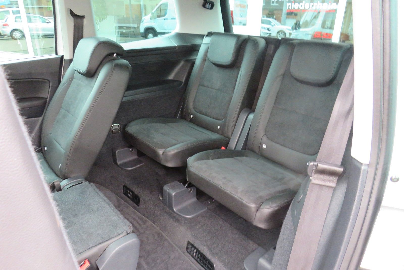 Fahrzeugabbildung Volkswagen Sharan Highline 7-SITZE AHK NAVI ACC 1.HAND