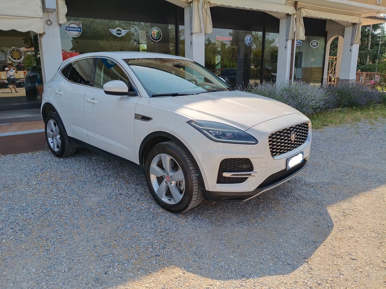 Jaguar E-Pace 2.0D I4 163 CV AWD Auto R-Dynamic imagem 2
