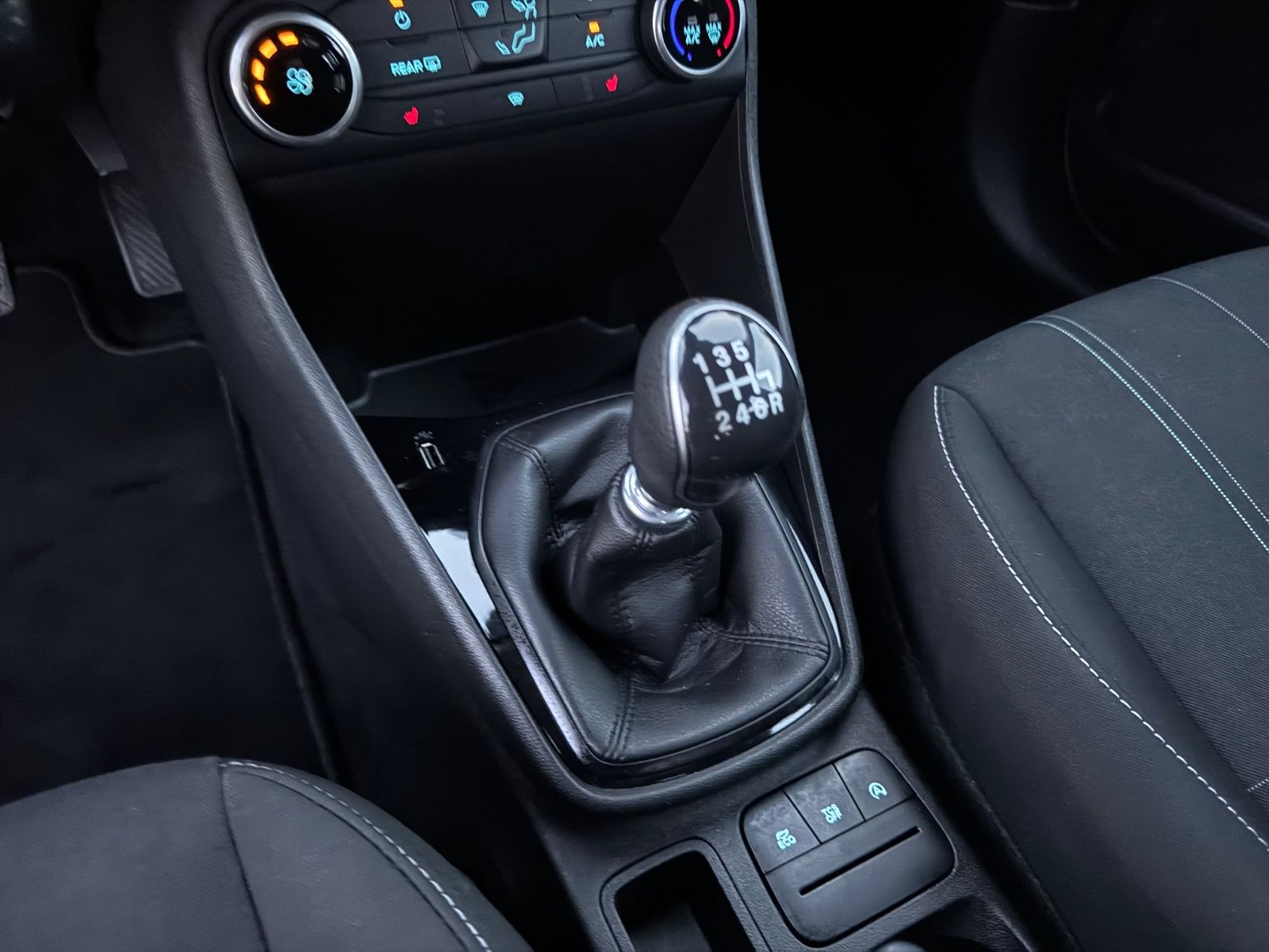 Fahrzeugabbildung Ford Fiesta Cool & Connect*PDC*Navi*Klima*SZH*SH gepf