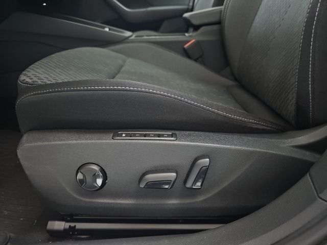 Fahrzeugabbildung SKODA Octavia Combi 2.0 TDI DSG Style MATRIX NAVI PANO