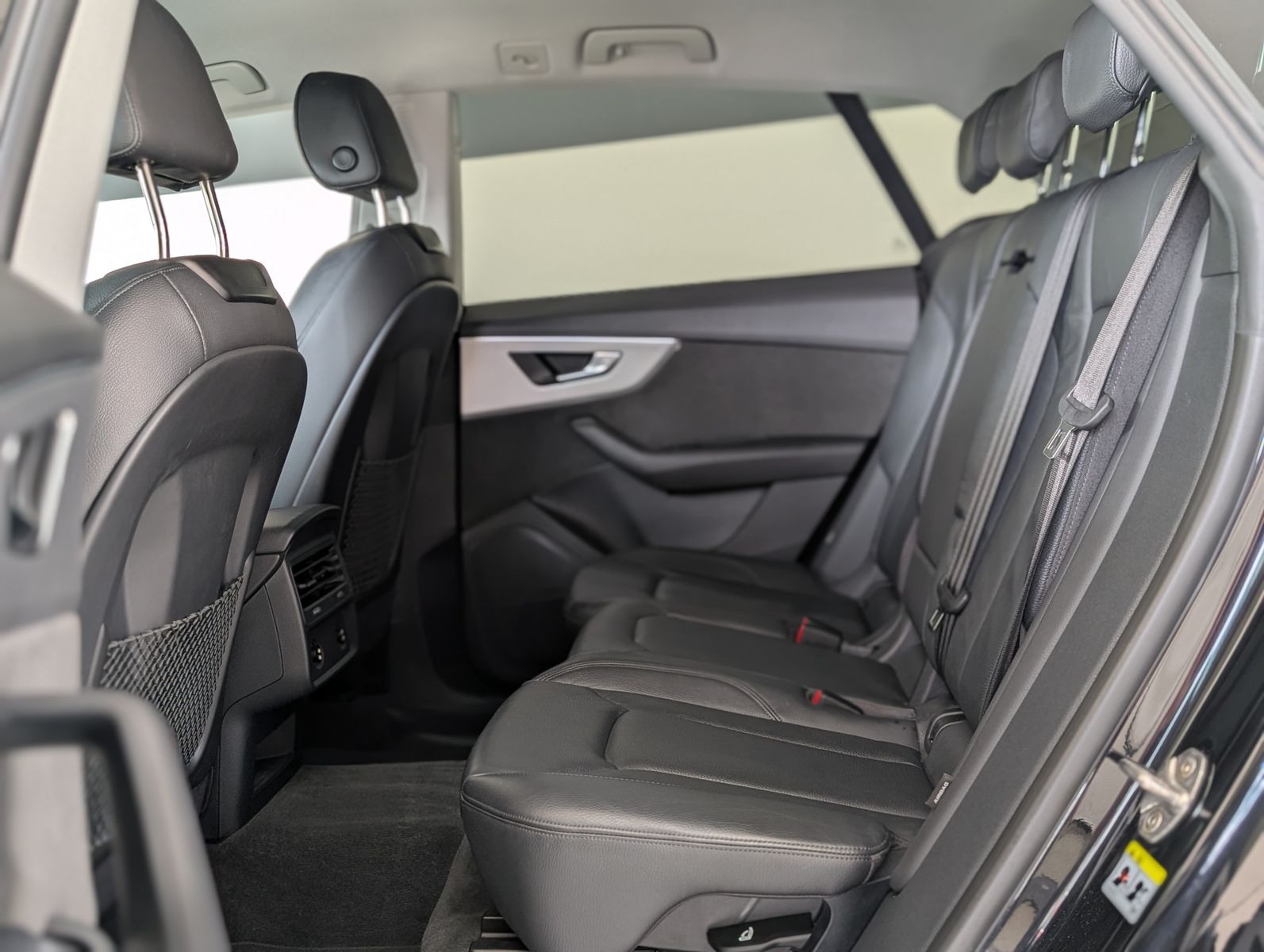 Fahrzeugabbildung Audi Q8 45 TDI Quattro S-line HD-MATRIX AHK LUFT 21"