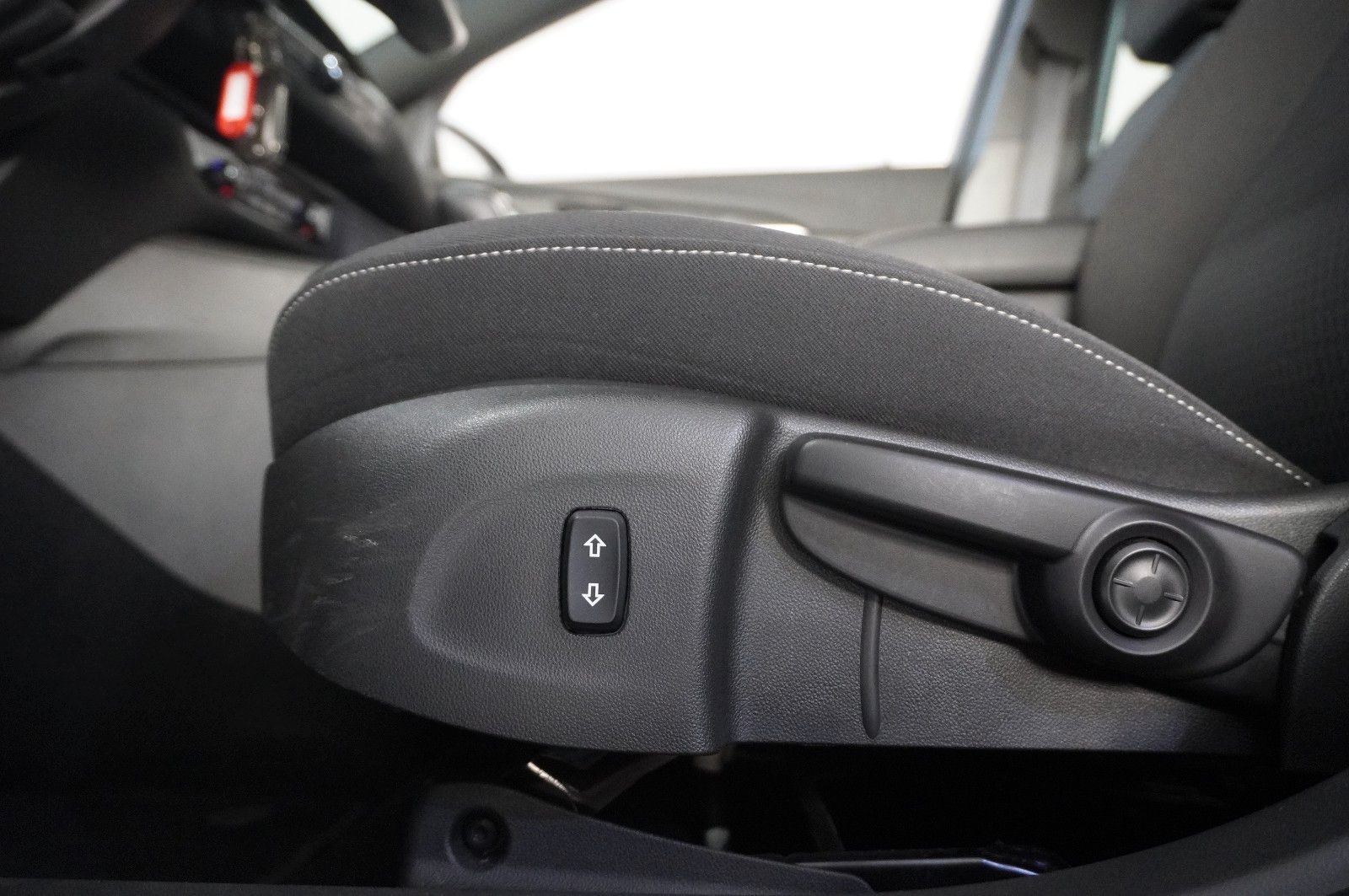 Fahrzeugabbildung Opel Insignia B ST 2.0T ELEGANCE NAVI/LED/VIRT./DAB+