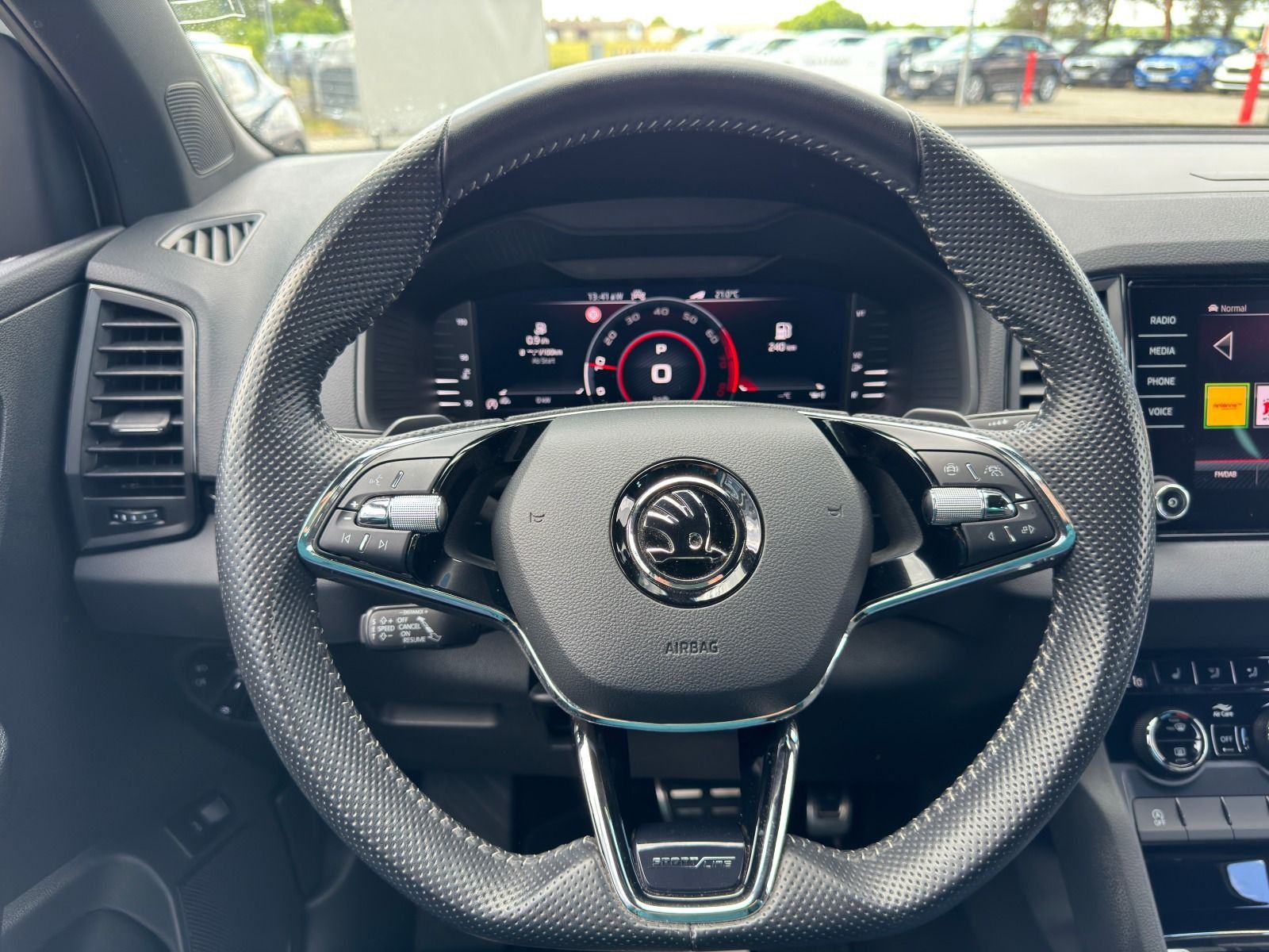 Fahrzeugabbildung SKODA Karoq Sportline 1.5TSI DSG*RFK*AHK*SideAss*eHeck
