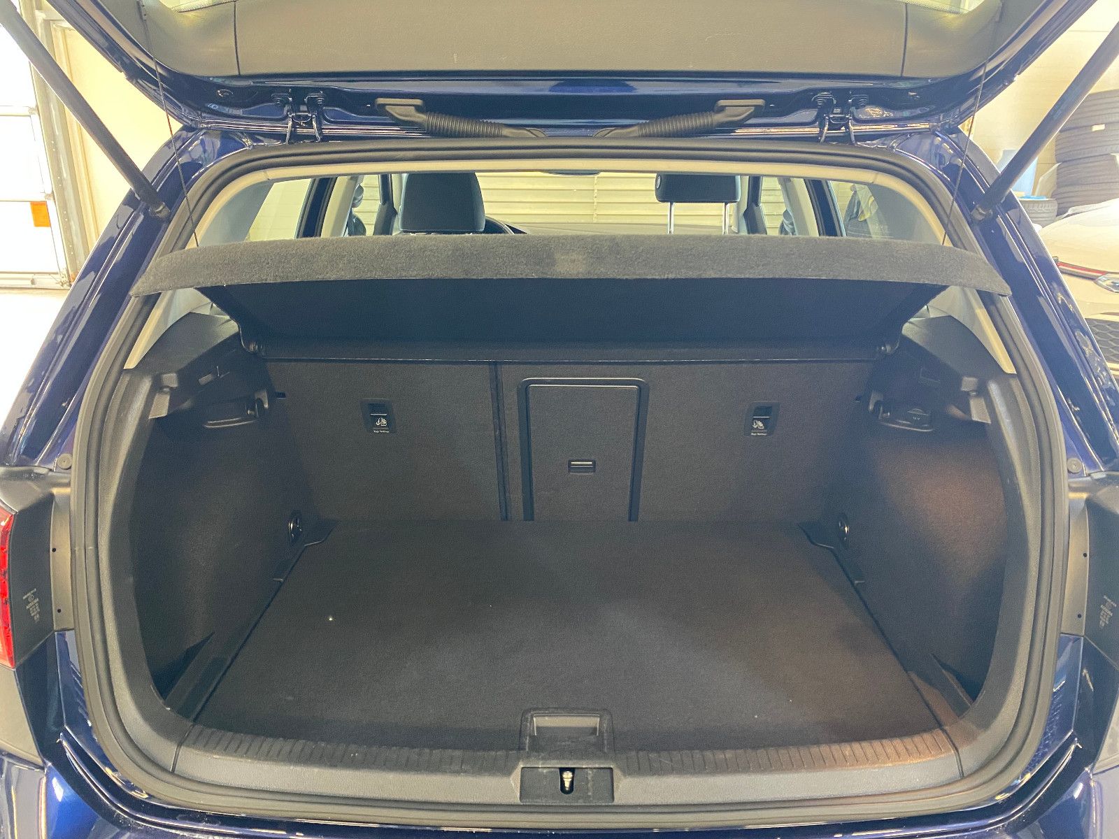 Fahrzeugabbildung Volkswagen Golf VII Lim. Highline DSG ACC Navi Pano Kam LED