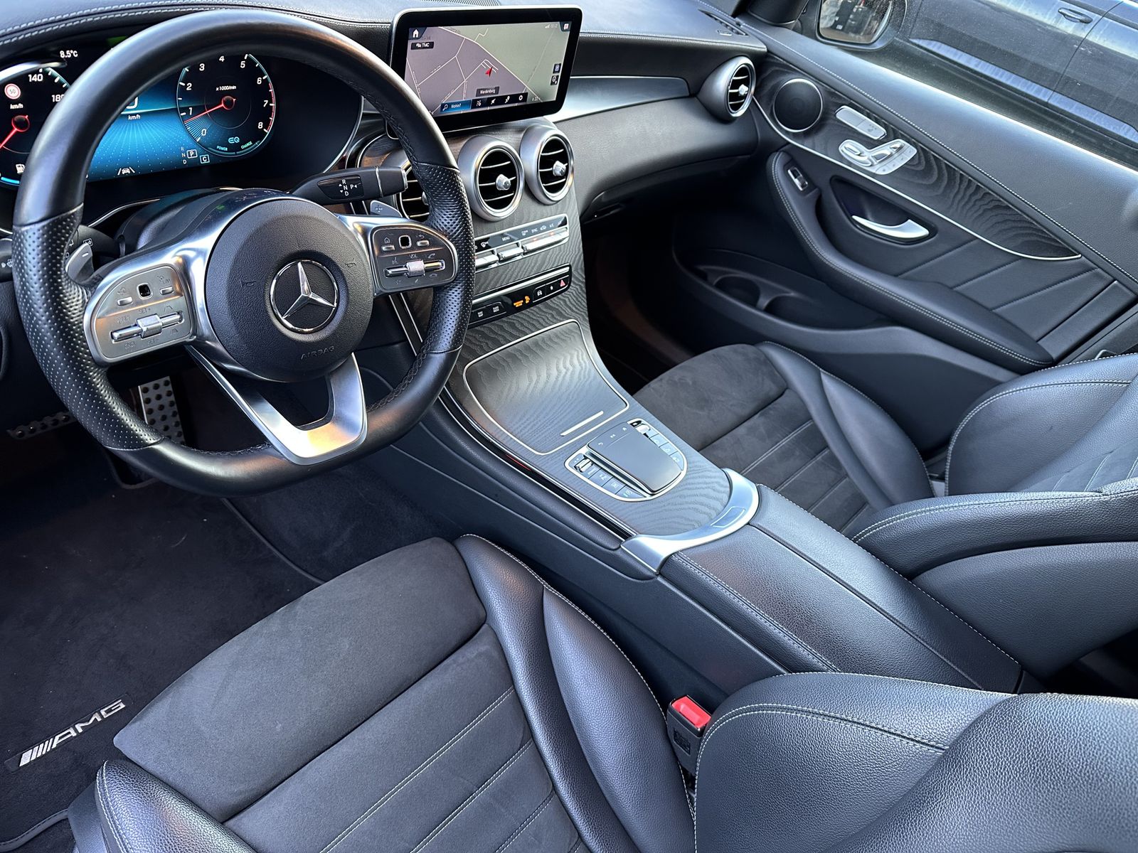 Fahrzeugabbildung Mercedes-Benz GLC 300 4Matic AMG-Line NAV+LED+DISTRONIC+20ZOLL