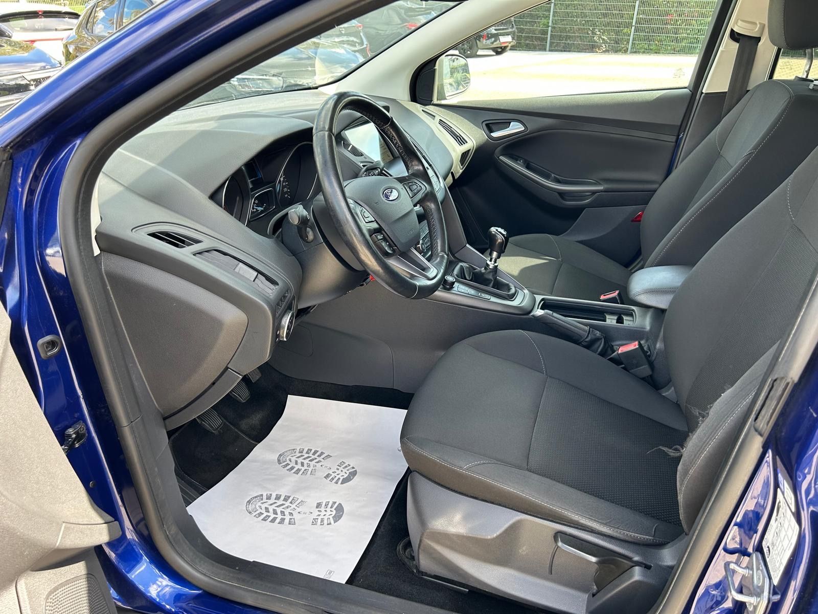 Fahrzeugabbildung Ford Focus Turnier Business°Navi°Winterpaket°AHK