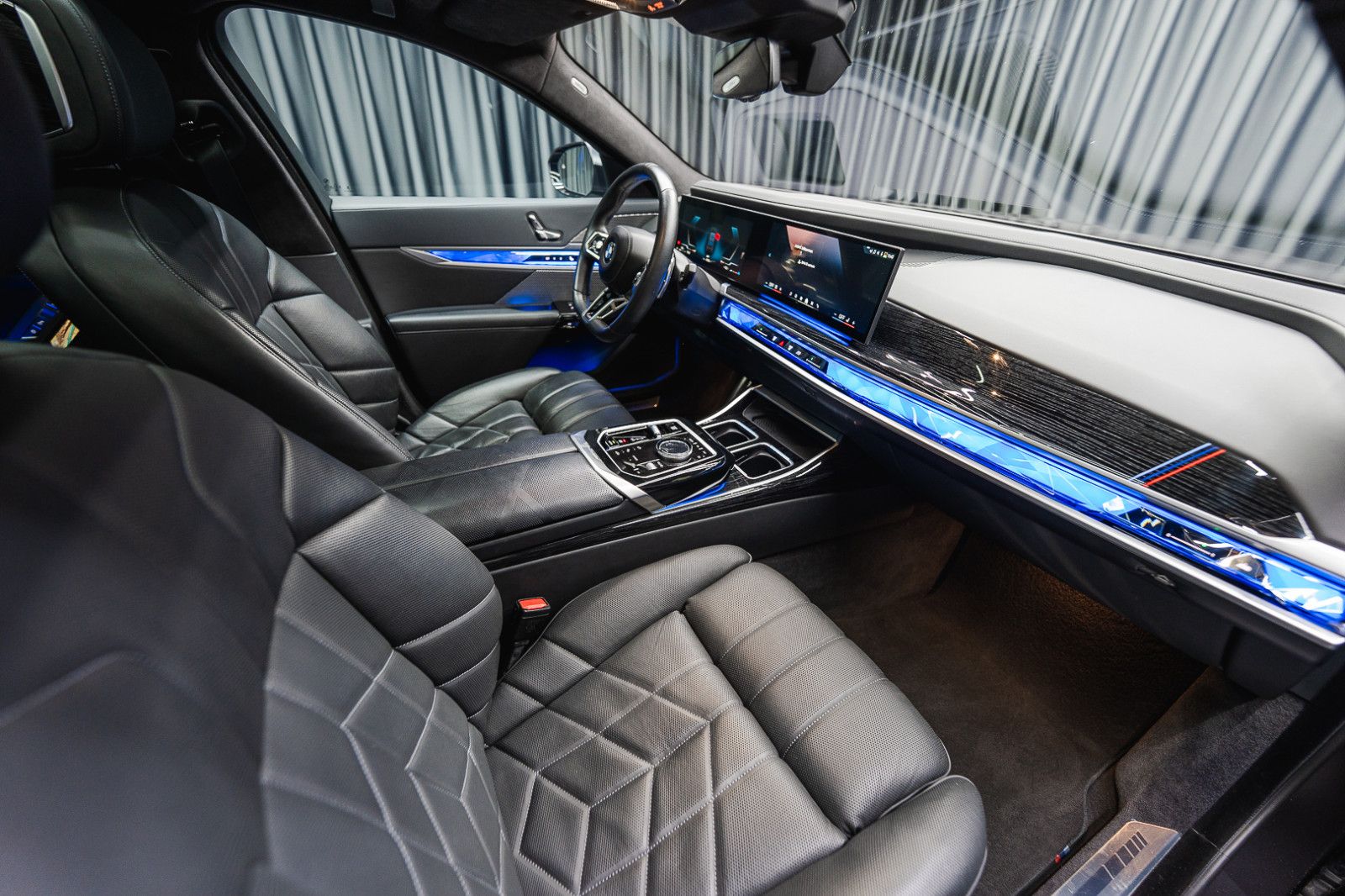 Fahrzeugabbildung BMW 740 d xDrive *M Sport Pro*Iconic Glow*Theater TV