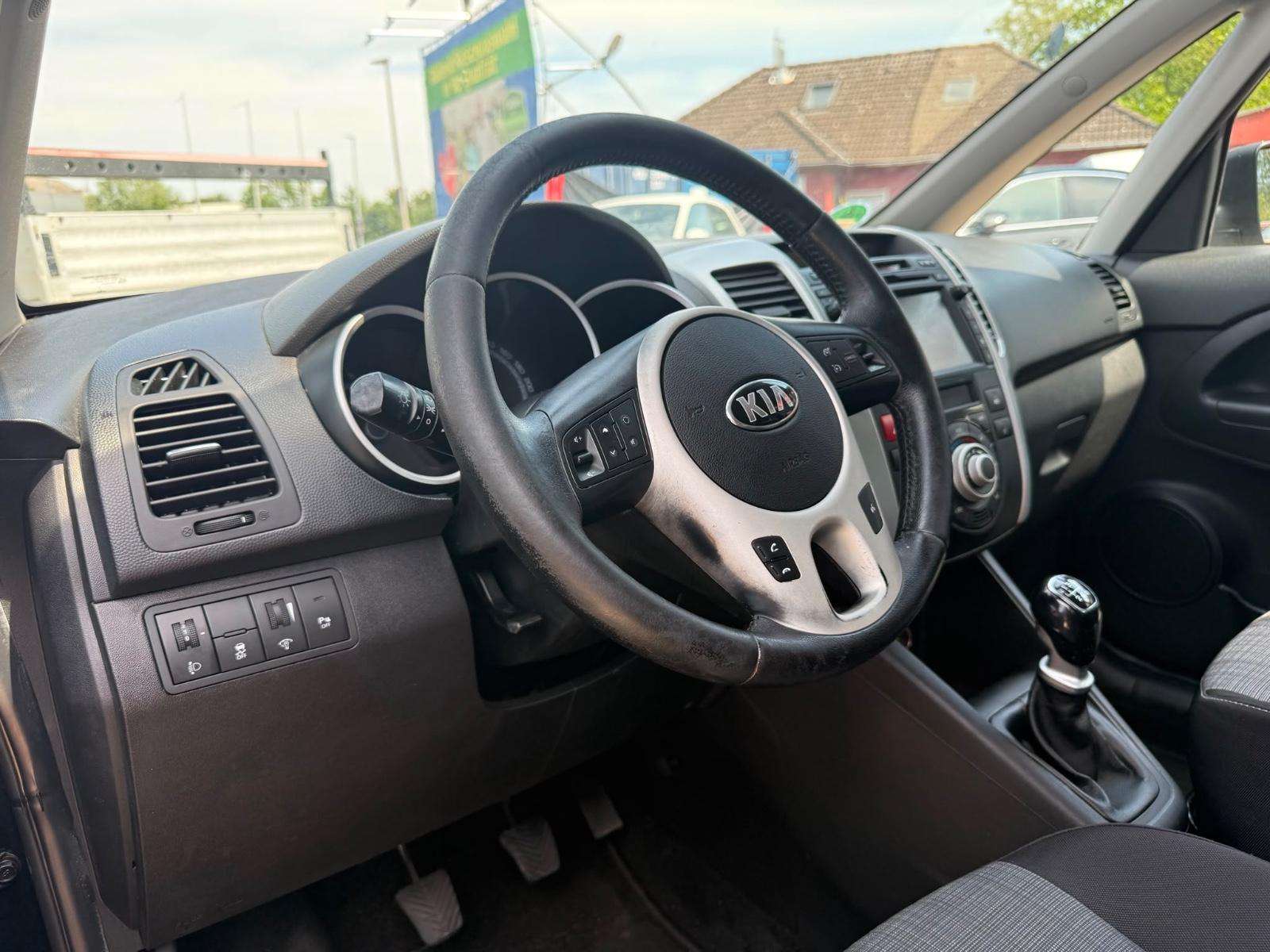 Kia Venga 2013 — photo 8