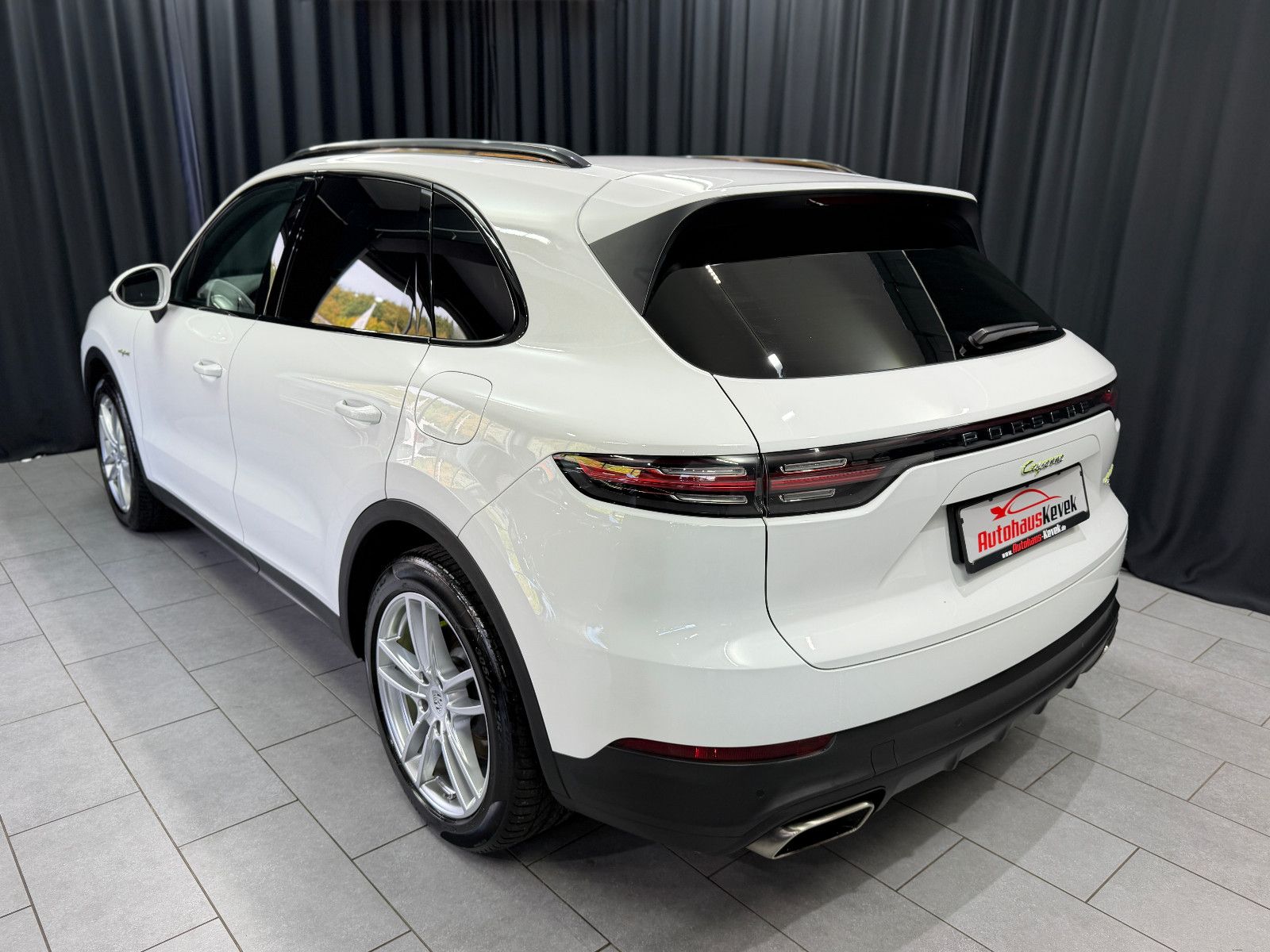 Fahrzeugabbildung Porsche Cayenne E-Hybrid|PANORAMA|SPORT-CHRONO|ACC