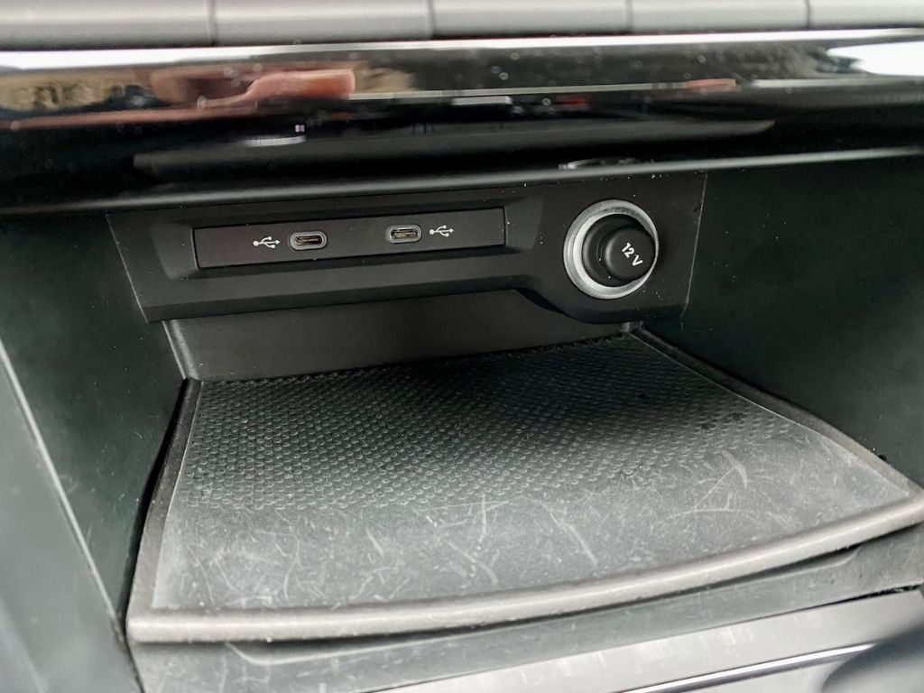 Fahrzeugabbildung Volkswagen Touran 1.5 TSI DSG 7-SITZER AAC AHK LED NAVI