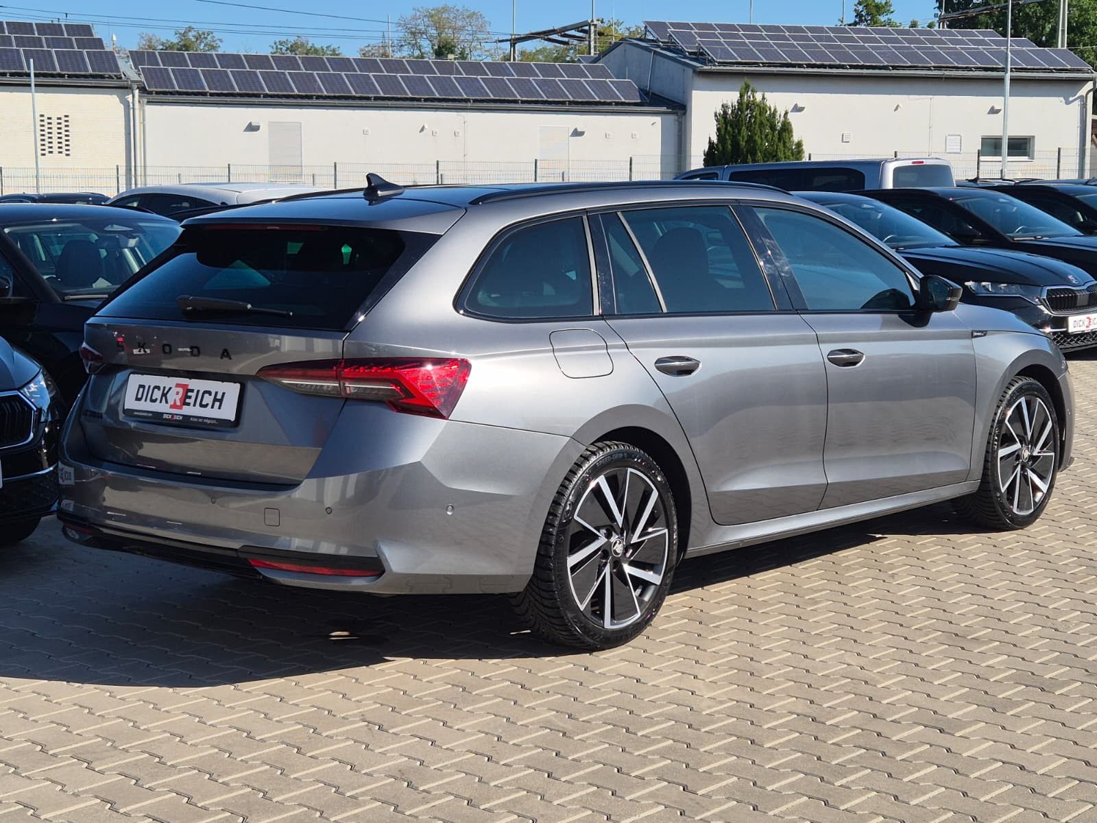 Fahrzeugabbildung SKODA Octavia 1.5 DSG Sportline PANO*MATRIX*AHK*5J.GAR