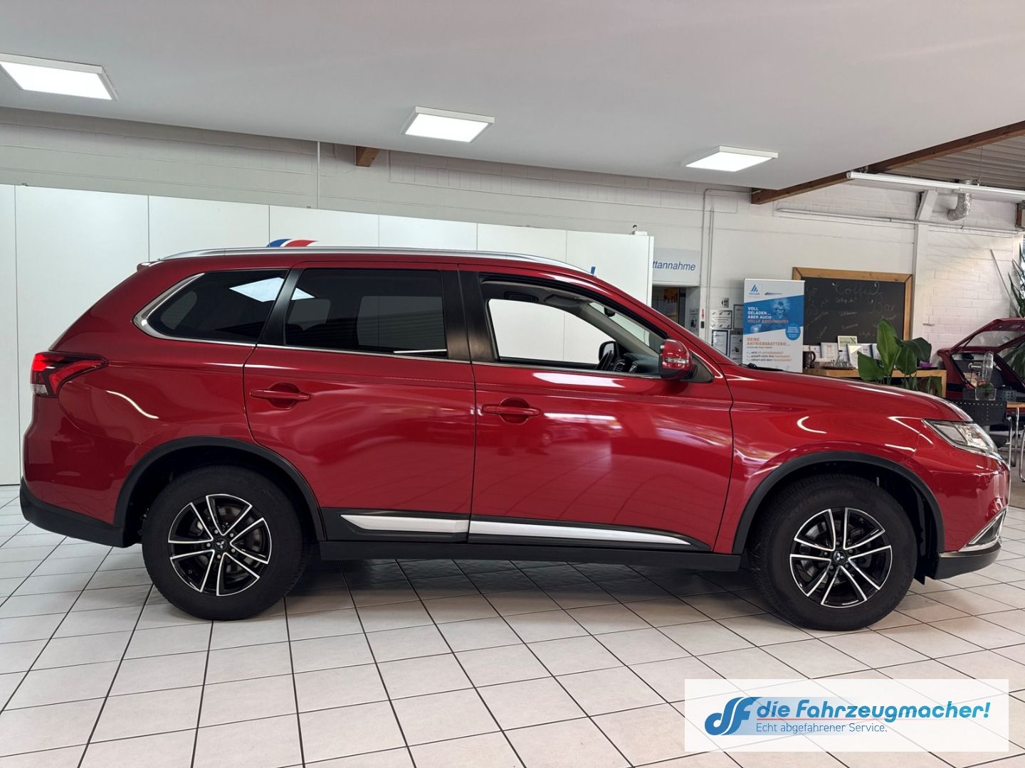 Fahrzeugabbildung Mitsubishi Outlander Edition 100 2WD Apple CarPlay Android