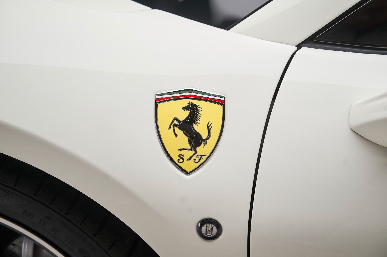 Fahrzeugabbildung Ferrari F8 Spider Carbon Racing Seats Display Lift LED