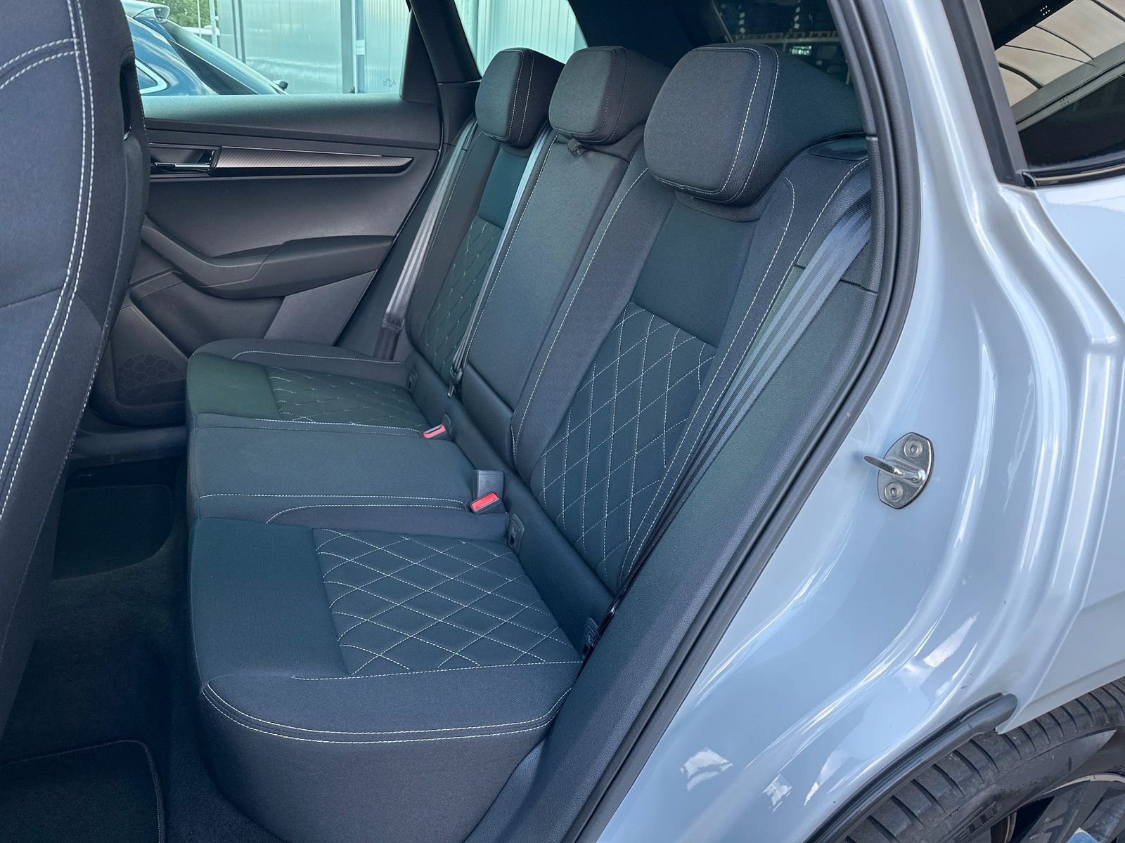 Fahrzeugabbildung SKODA Karoq 2.0 TDI DSG 4x4 Sportline NAV+LED+ACC+KAM