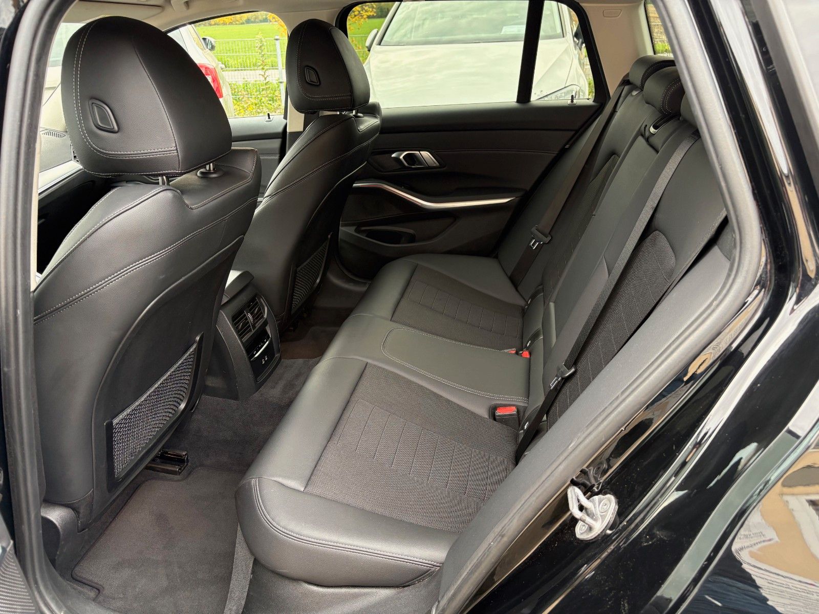 Fahrzeugabbildung BMW 318d Tour Aut. SPORT LINE Navi LED AHK Leder 1HD