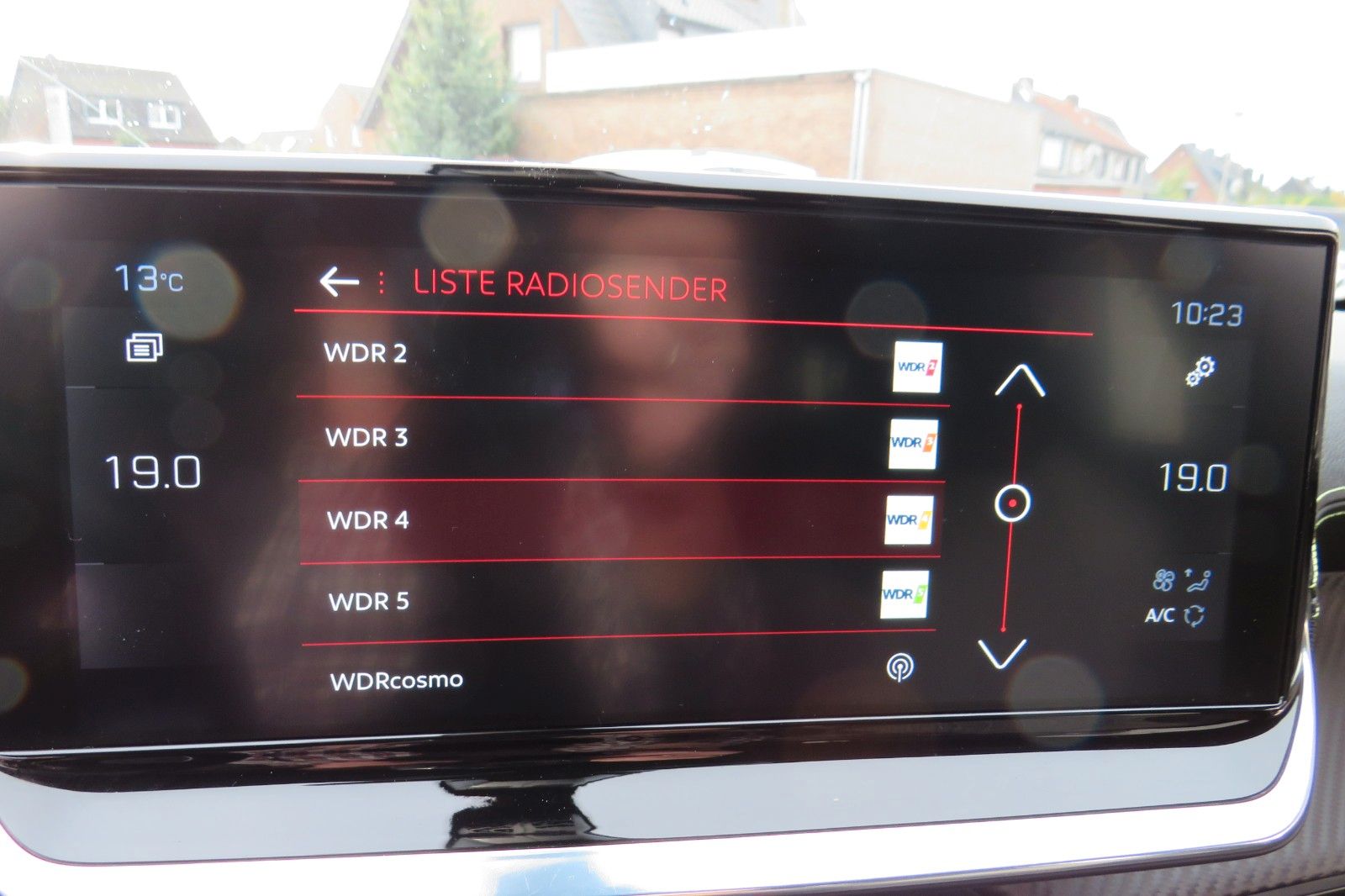 Fahrzeugabbildung Peugeot 2008 GT 1.2 PURETECH NAVI KAMERA PDC ACC 1.HAND