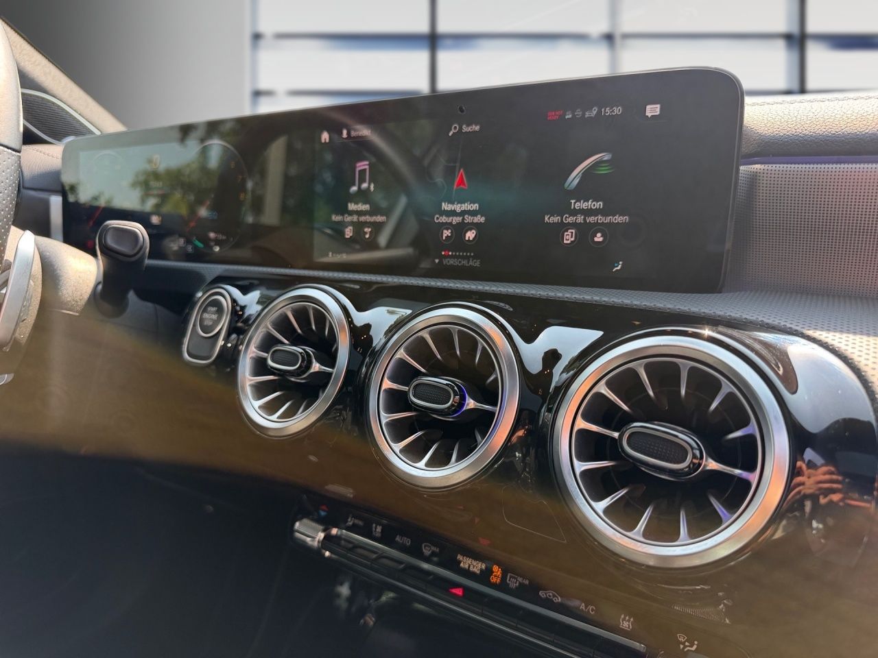 Fahrzeugabbildung Mercedes-Benz A 250 e AMG+PANO+NIGHT+STNHZ+DIS+MULTIB+BUR+SHZ