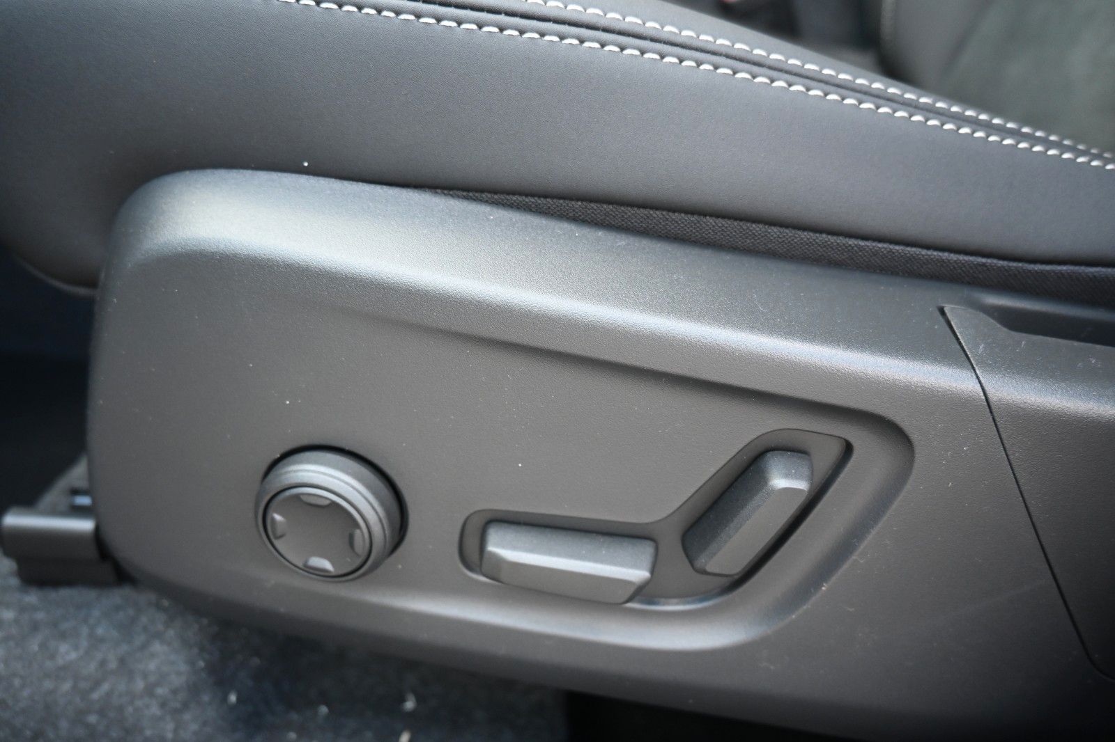 Fahrzeugabbildung Volvo XC40 B4 DKG Plus Dark*H&K*FSHZG*360°*ACC*AHK