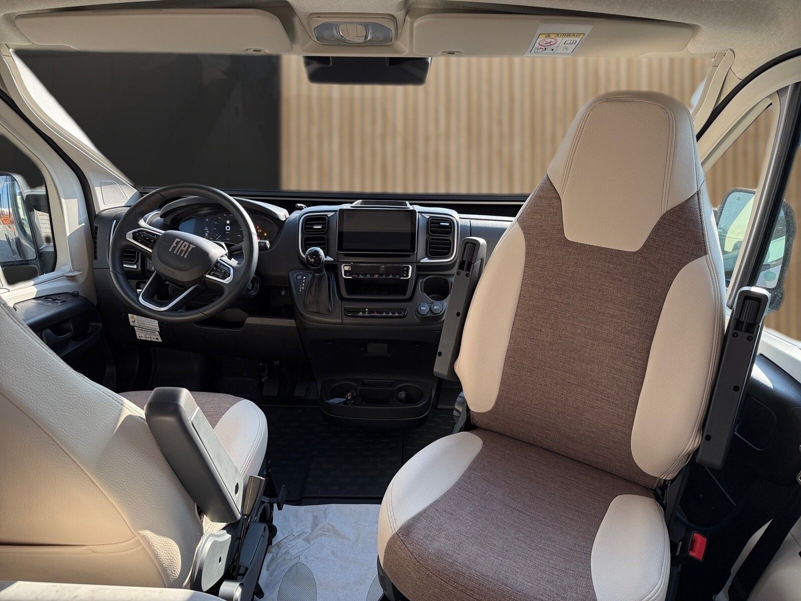 Fahrzeugabbildung Eura Mobil Van V 635 EB 180 PS, Automatik, Panoramadach