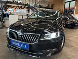 Skoda Superb Combi Style 4x4 *Shz*PDC*AHK* - Skoda Superb aus 2016 mit Diesel-Antrieb: Kombi