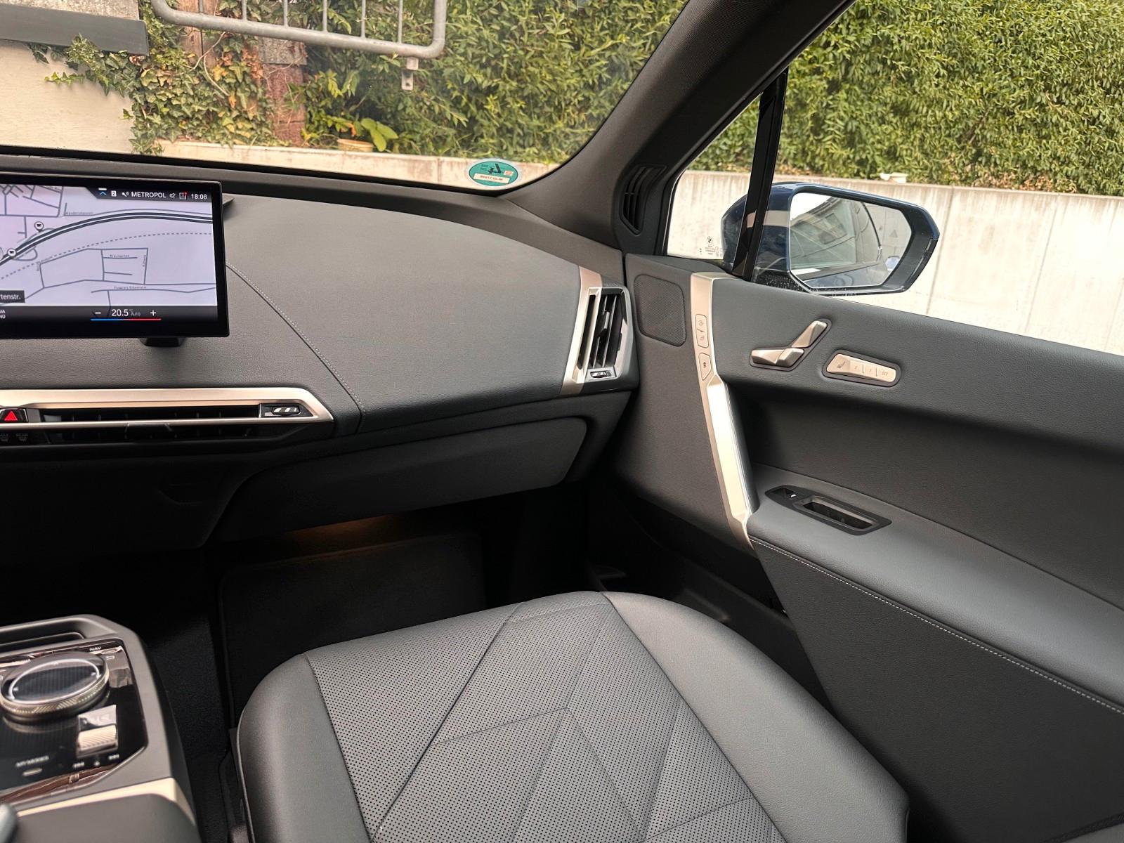 BMW iX xDrive40 M Sport PANO-SKY*AHK*DA-Prof*360°