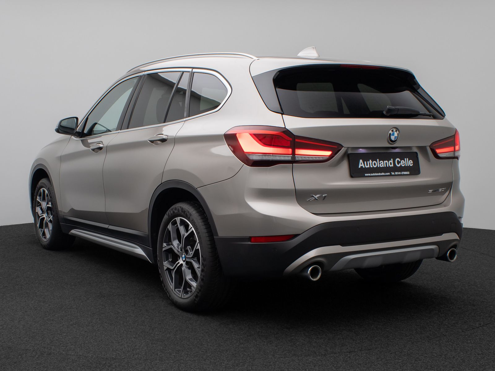 Fahrzeugabbildung BMW X1 sD20i xLine Kamera HUD DAB HiFi AHK Sport 18"