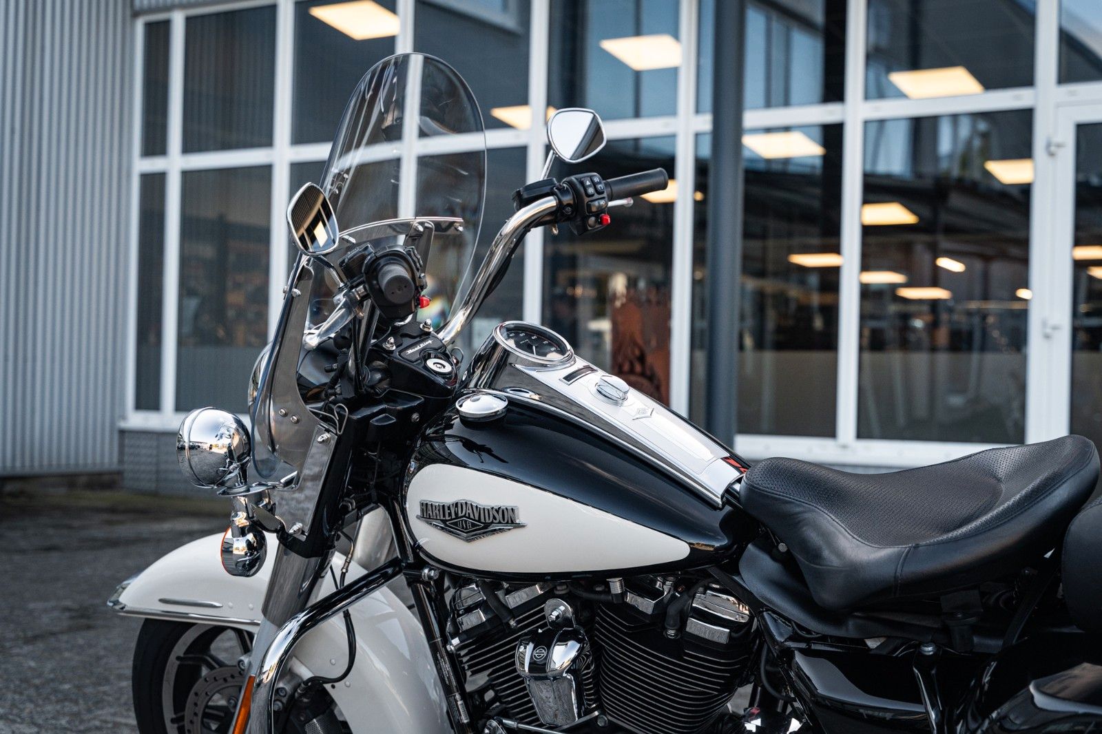 Fahrzeugabbildung Harley-Davidson ROAD KING POLICE FLHP TOURING - JEKILL&HYDE