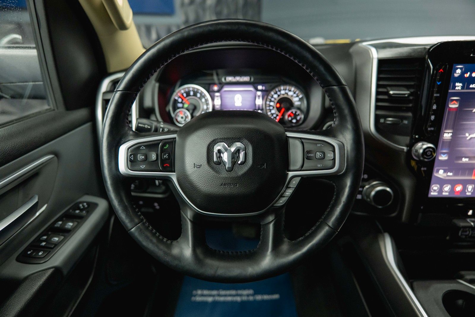 Fahrzeugabbildung Dodge RAM 5.7 V8 HEMI 4x4 OFFROAD Night GOLD EDITION