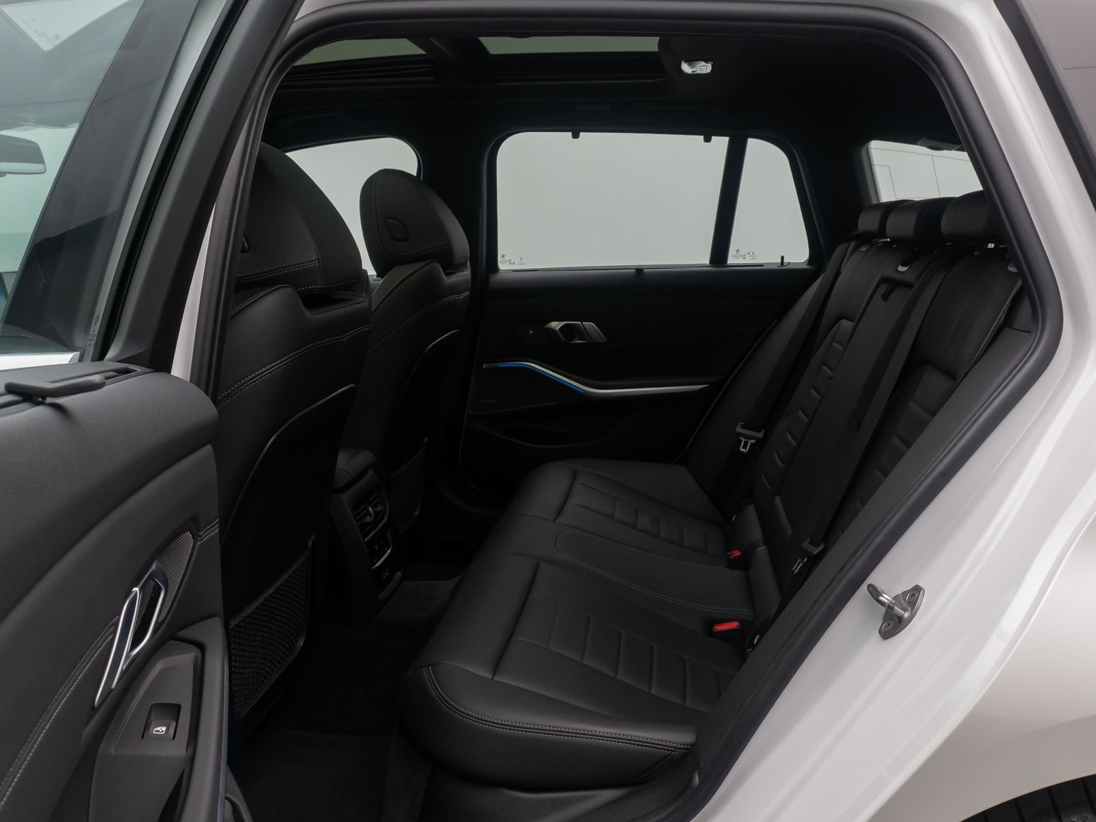 Fahrzeugabbildung BMW 330e xD Panorama HUD H/K AHK Alarm Sport Leder