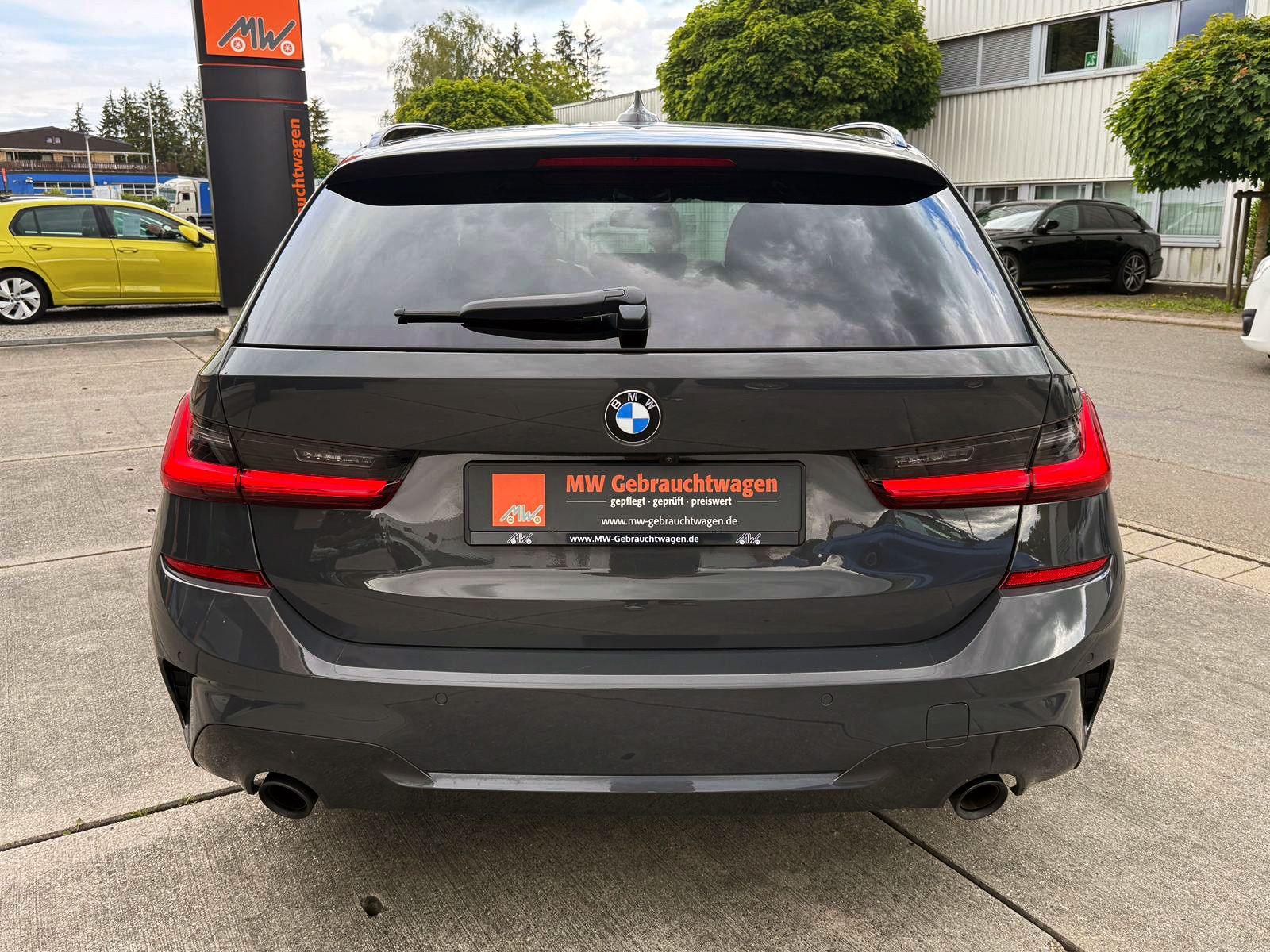 Fahrzeugabbildung BMW 330i Touring M-Sport ACC NAV HUD 360° PDC Laser