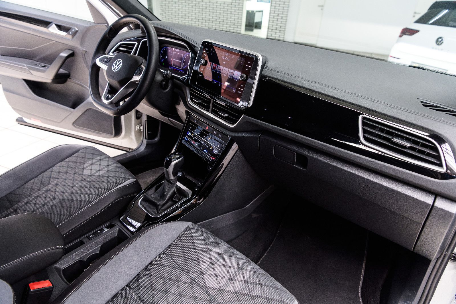 Fahrzeugabbildung Volkswagen T-Roc R-Line 1.5 TSI DSG LED+KAMERA+KEYLESS