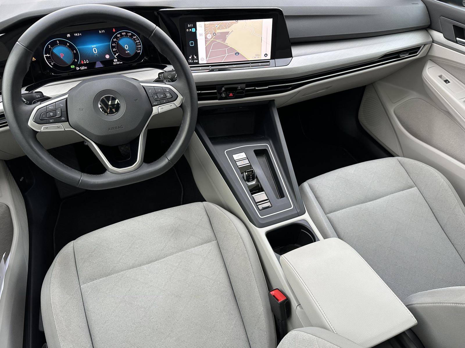 Fahrzeugabbildung Volkswagen Golf Variant 2.0 TDI DSG Life NAV+LED+AHK+PANORA