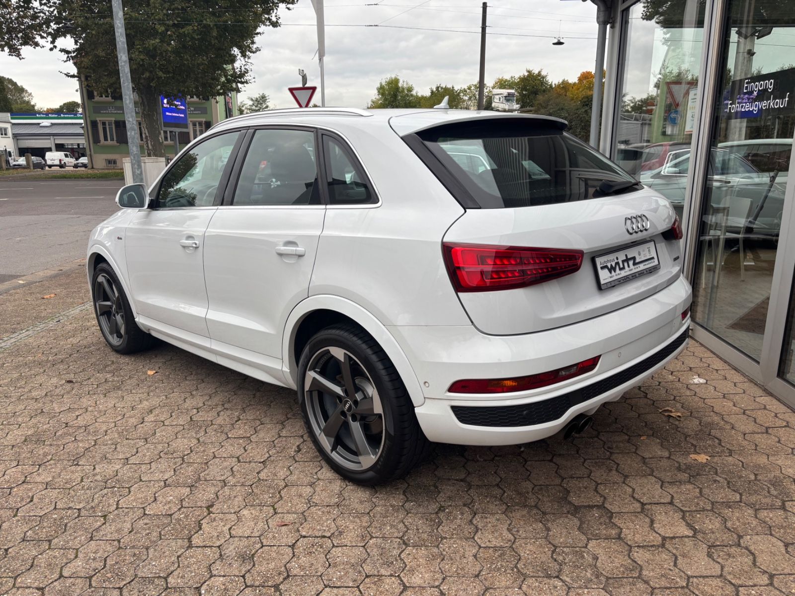 Fahrzeugabbildung Audi Q3 S-line quattro Kam SHZ